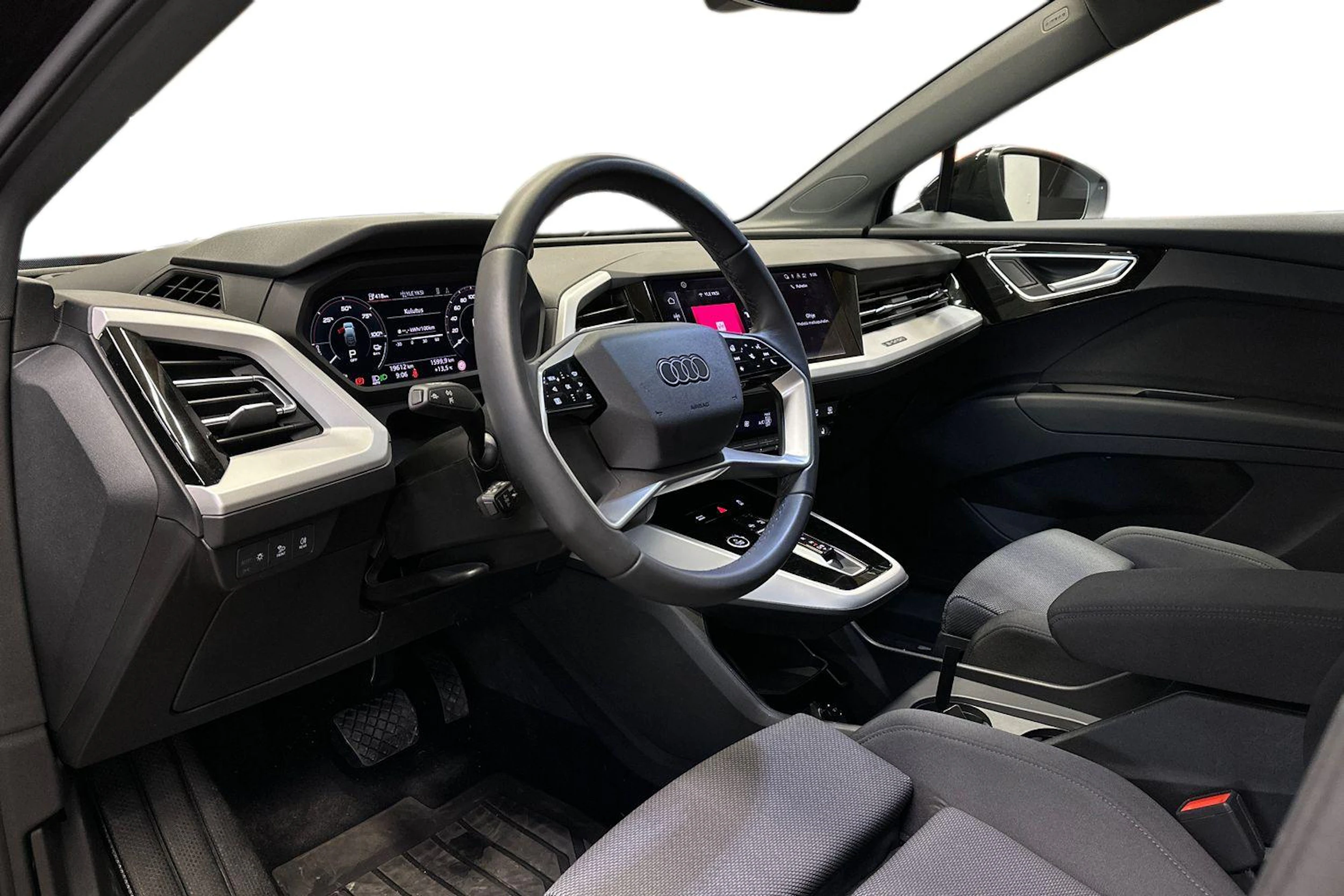 musta Audi Q4 e-tron 2025 kuva 8.