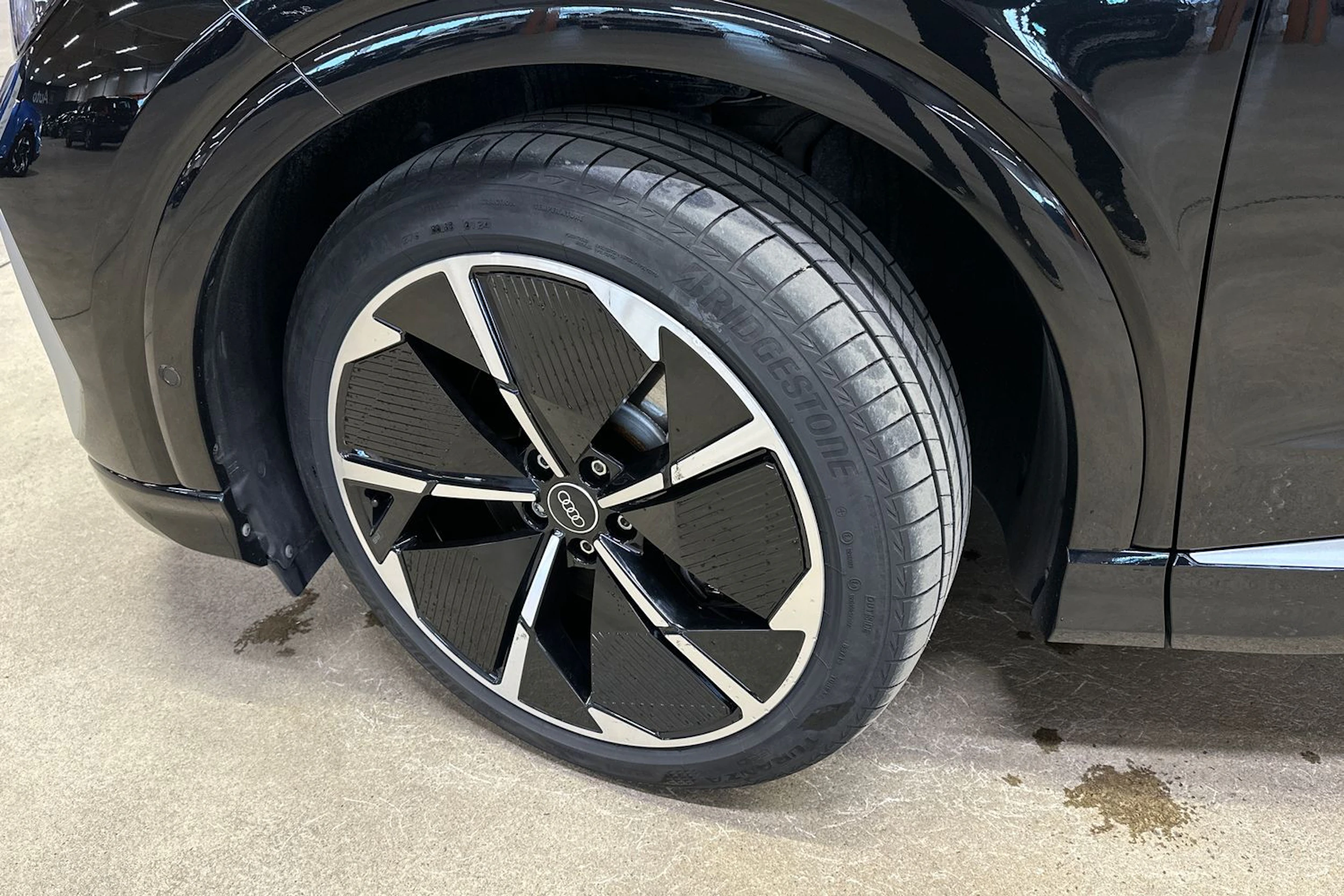 musta Audi Q4 e-tron 2025 kuva 13.