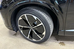 musta Audi Q4 e-tron 2025 kuva 13.