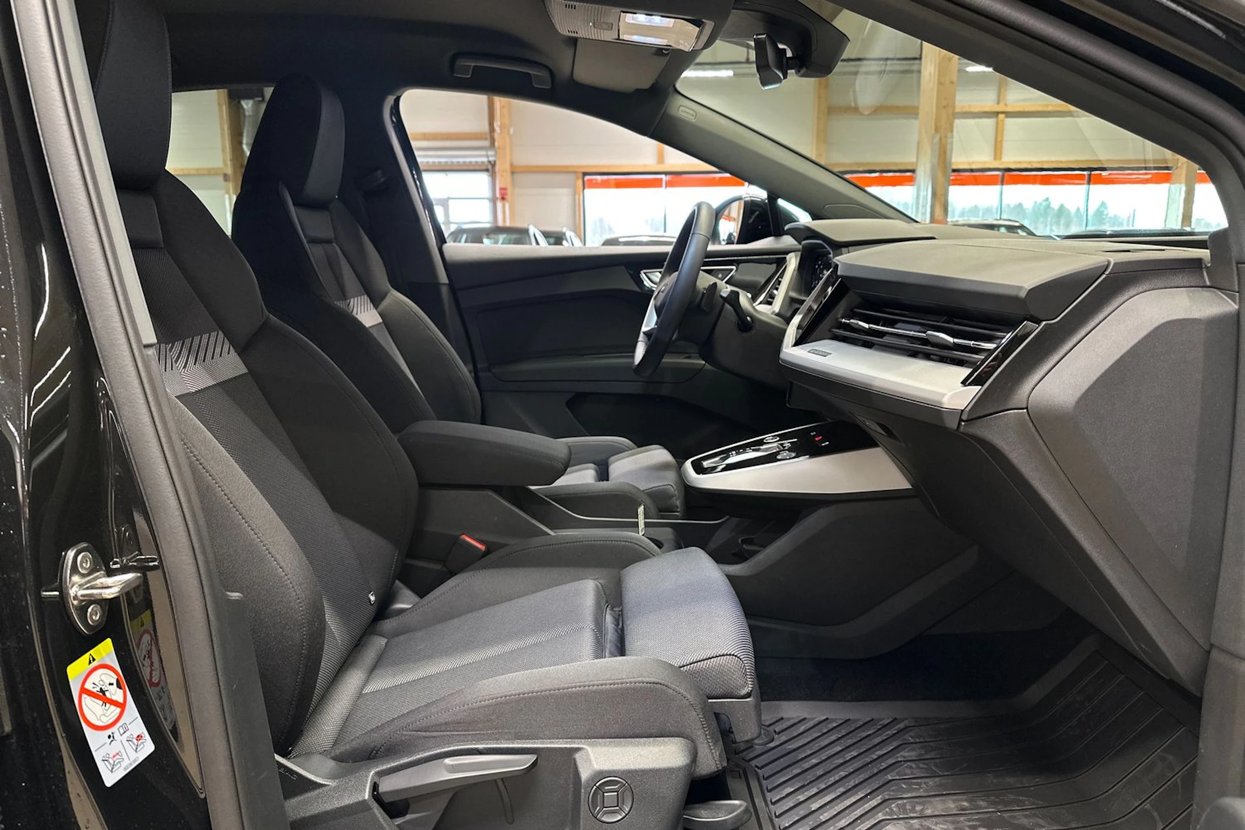 musta Audi Q4 e-tron 2025 kuva 15.