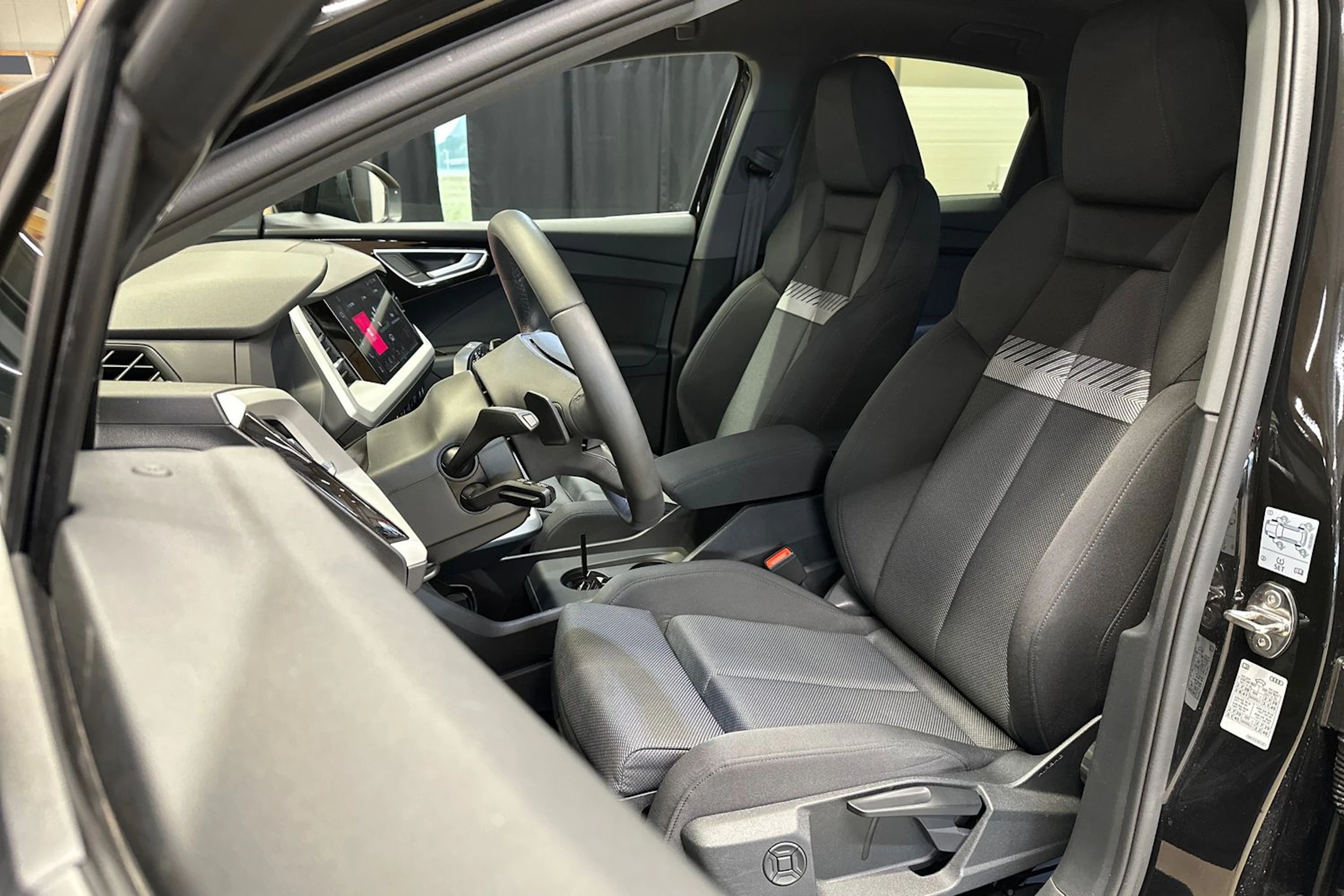 musta Audi Q4 e-tron 2025 kuva 16.