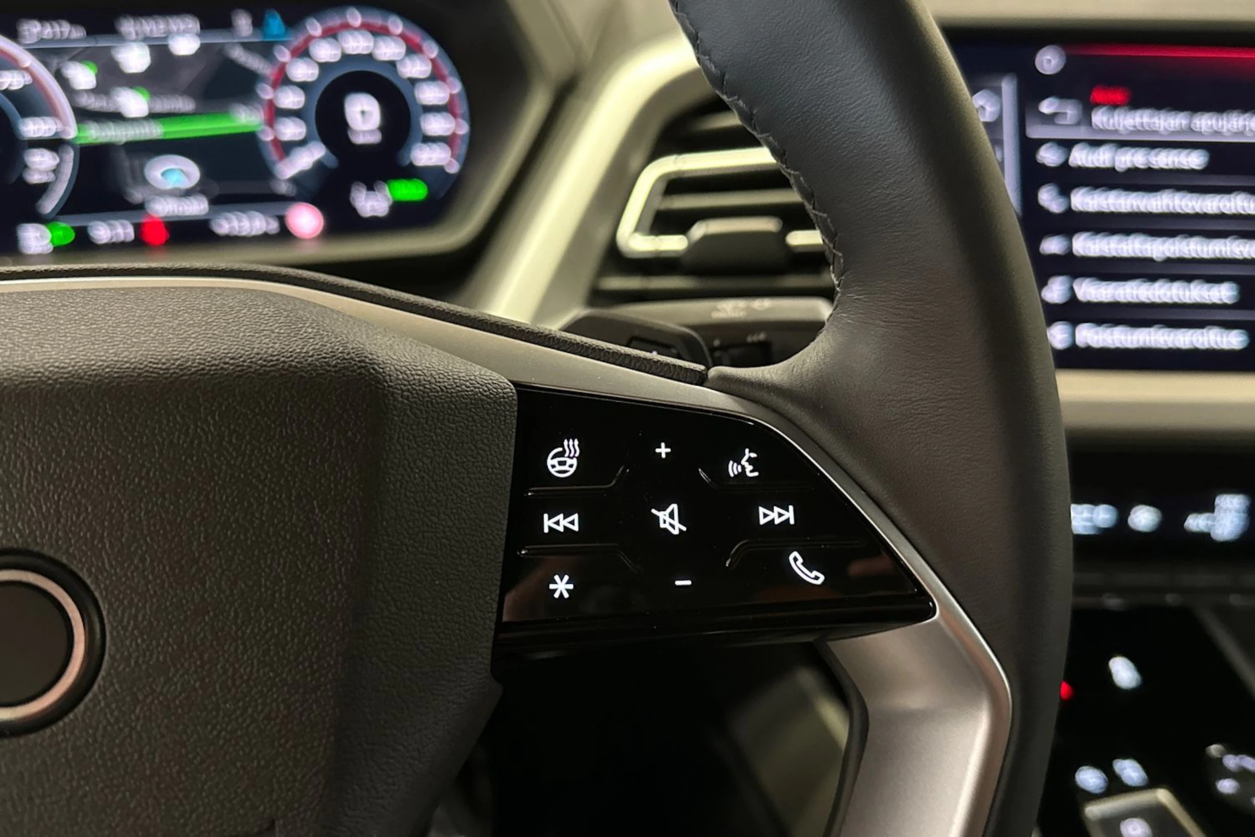 musta Audi Q4 e-tron 2025 kuva 27.