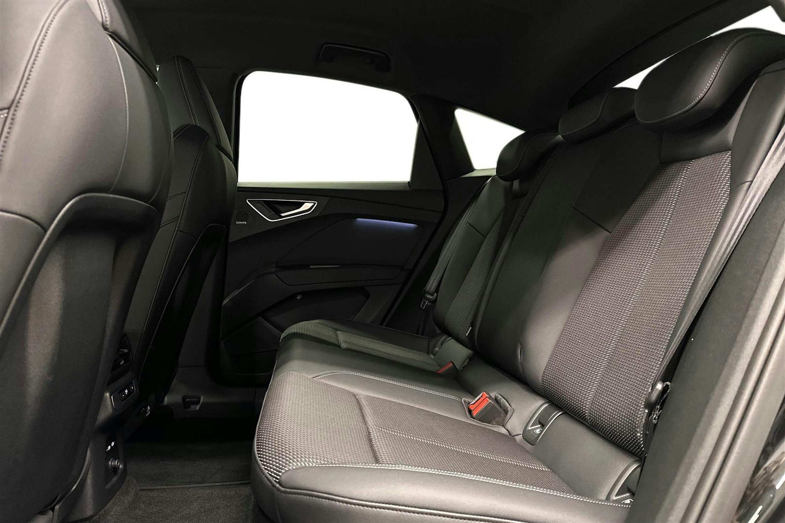 musta Audi Q4 e-tron 2025 kuva 9.