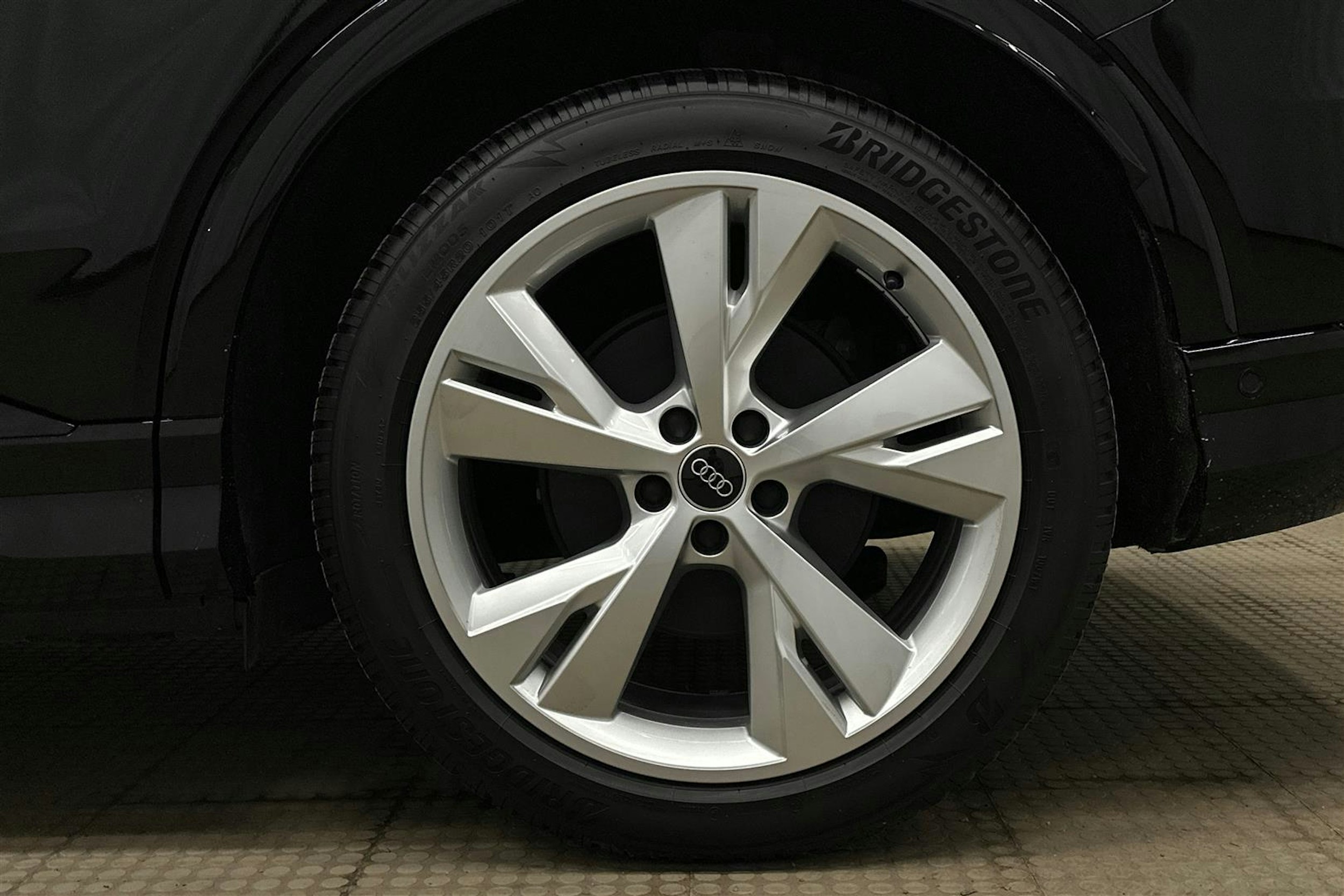 musta Audi Q4 e-tron 2025 kuva 11.