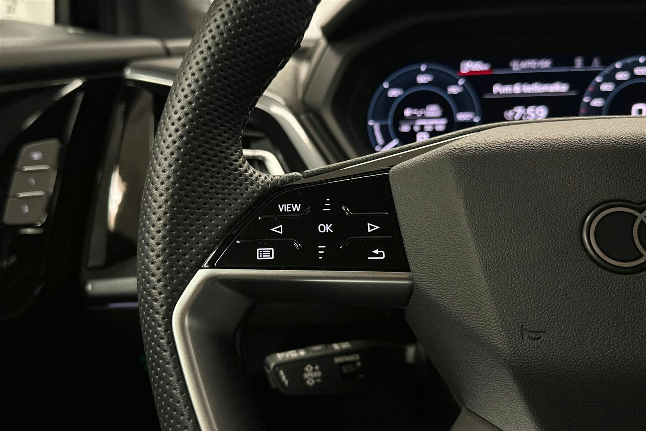 musta Audi Q4 e-tron 2025 kuva 12.