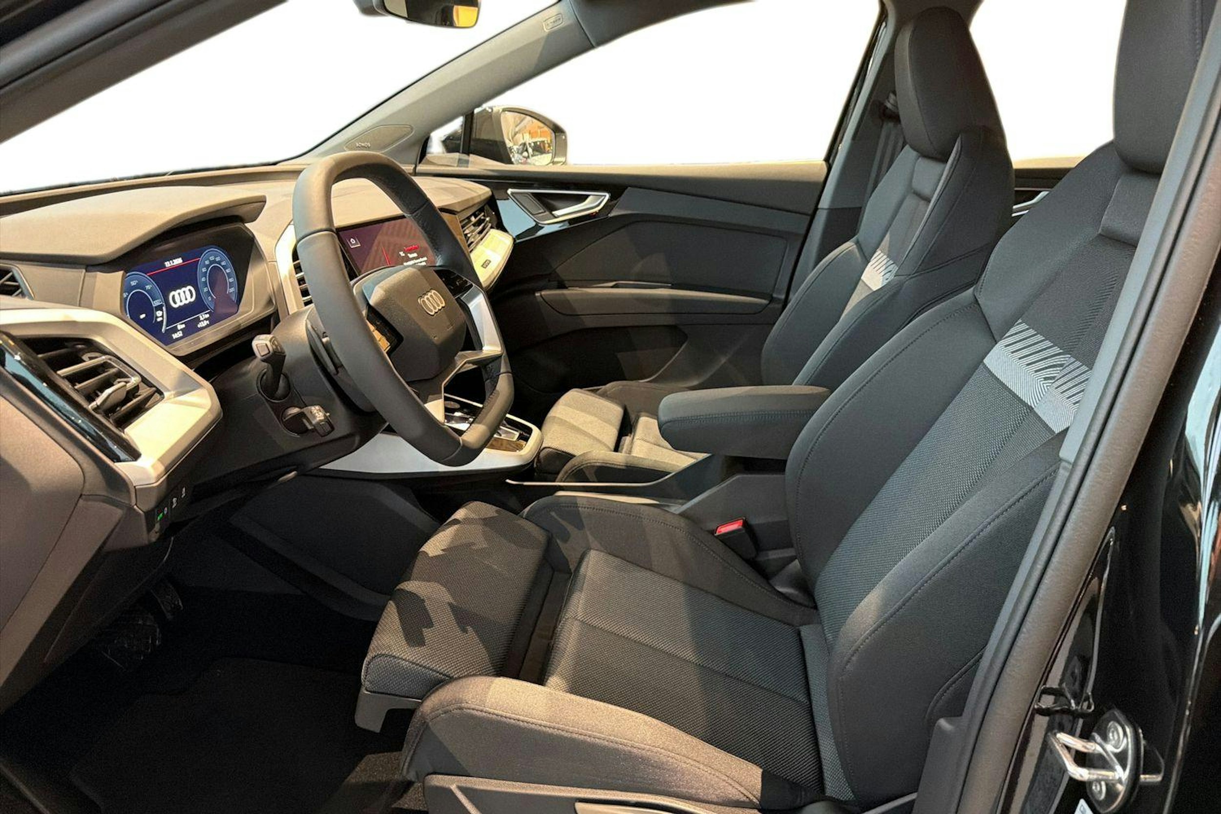 musta Audi Q4 e-tron 2025 kuva 6.