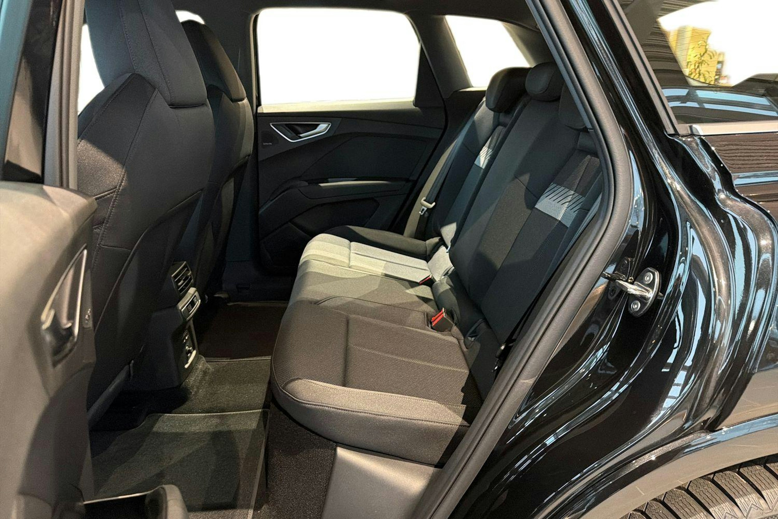 musta Audi Q4 e-tron 2025 kuva 8.