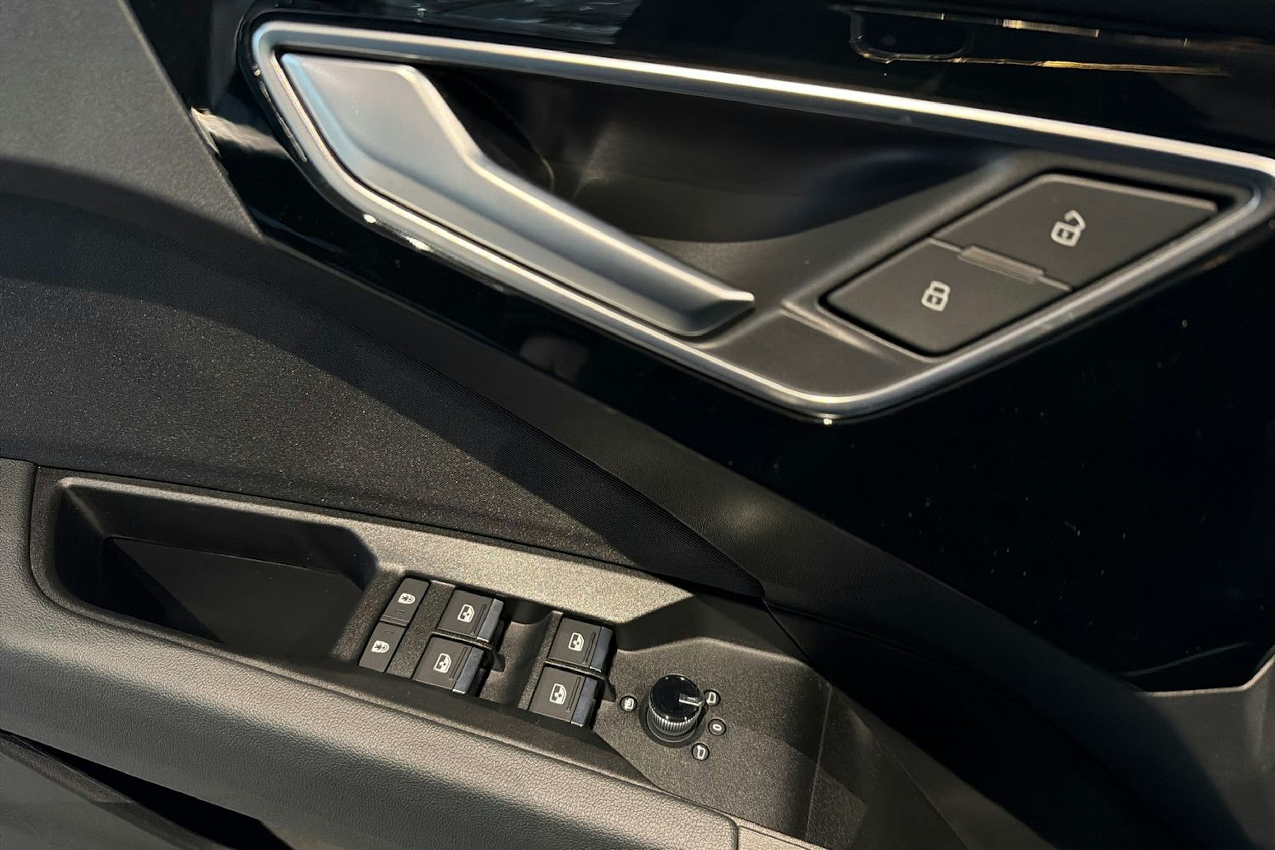musta Audi Q4 e-tron 2025 kuva 11.