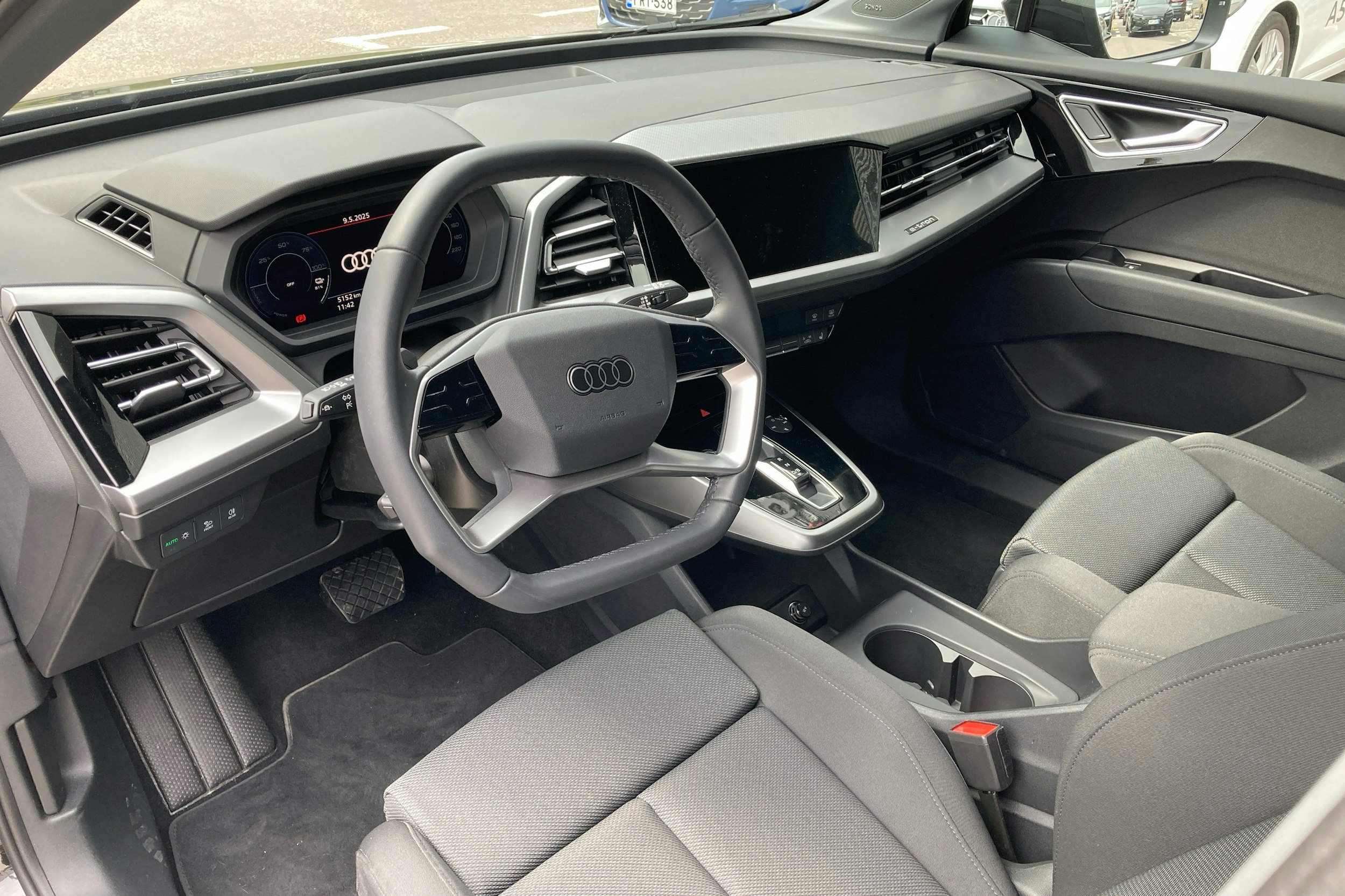 Musta Audi Q4 e-tron 2025 kuva 6.