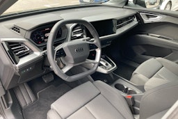 Musta Audi Q4 e-tron 2025 kuva 6.