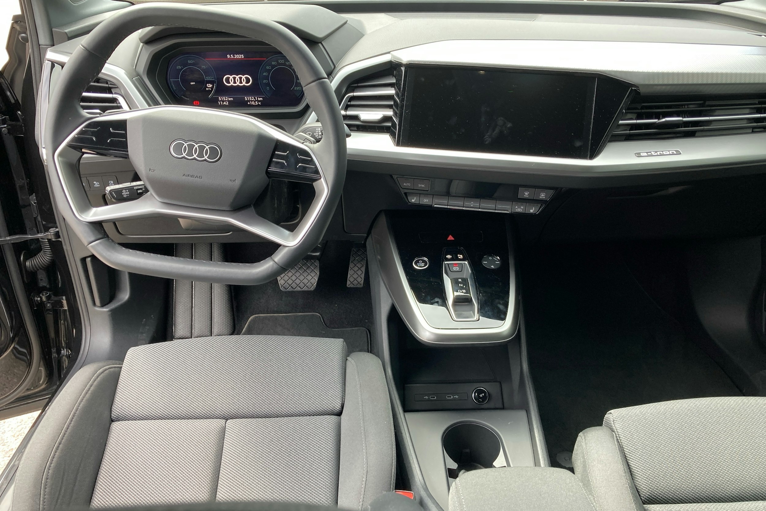 Musta Audi Q4 e-tron 2025 kuva 7.