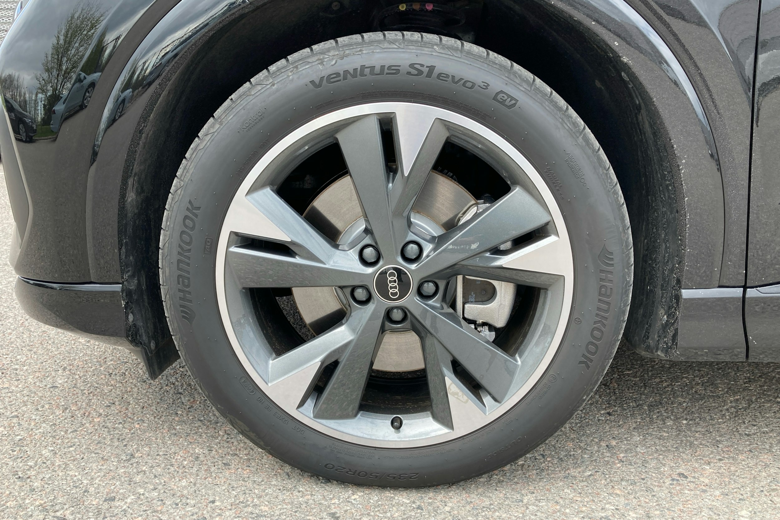 Musta Audi Q4 e-tron 2025 kuva 9.