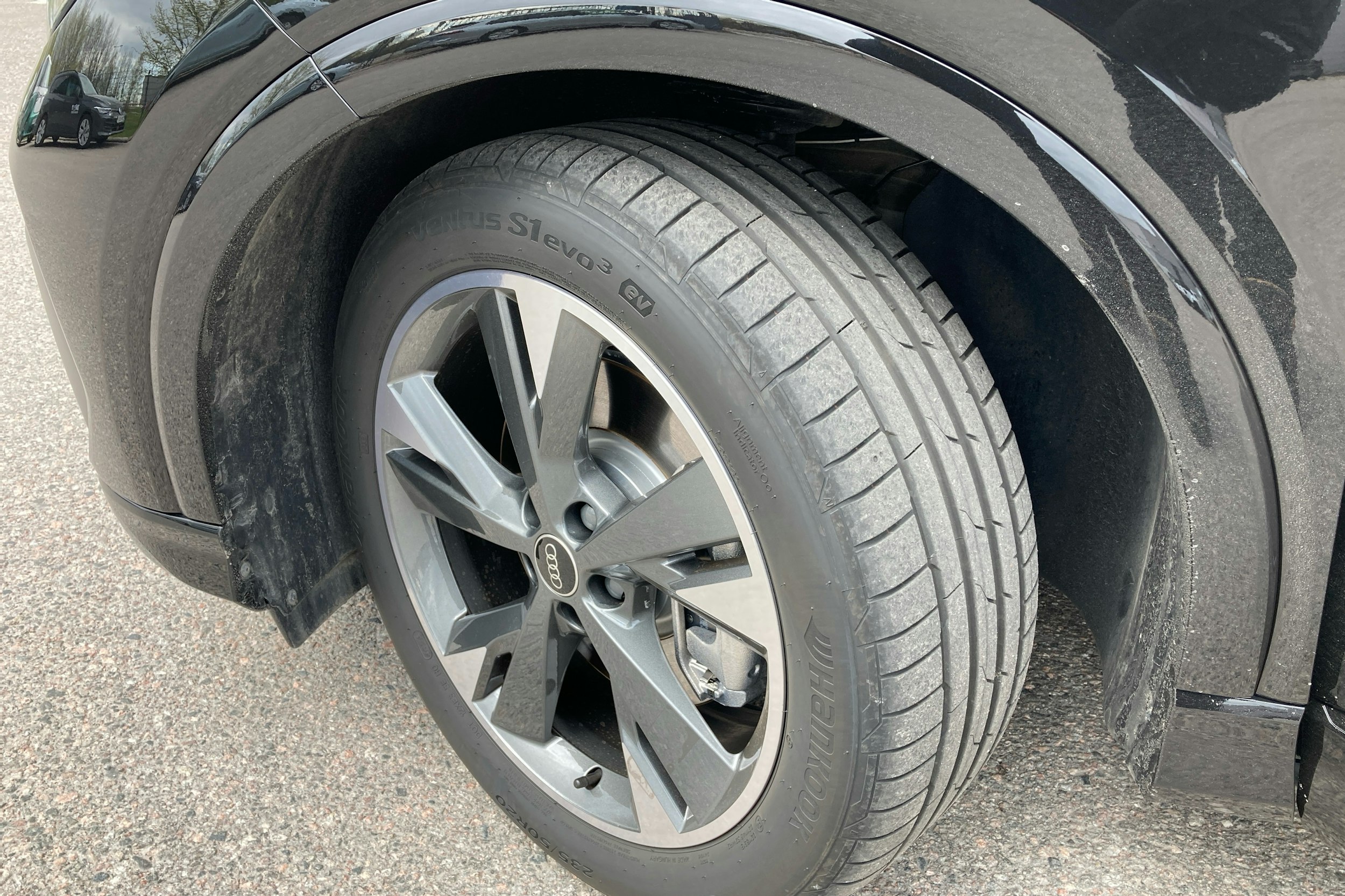 Musta Audi Q4 e-tron 2025 kuva 10.