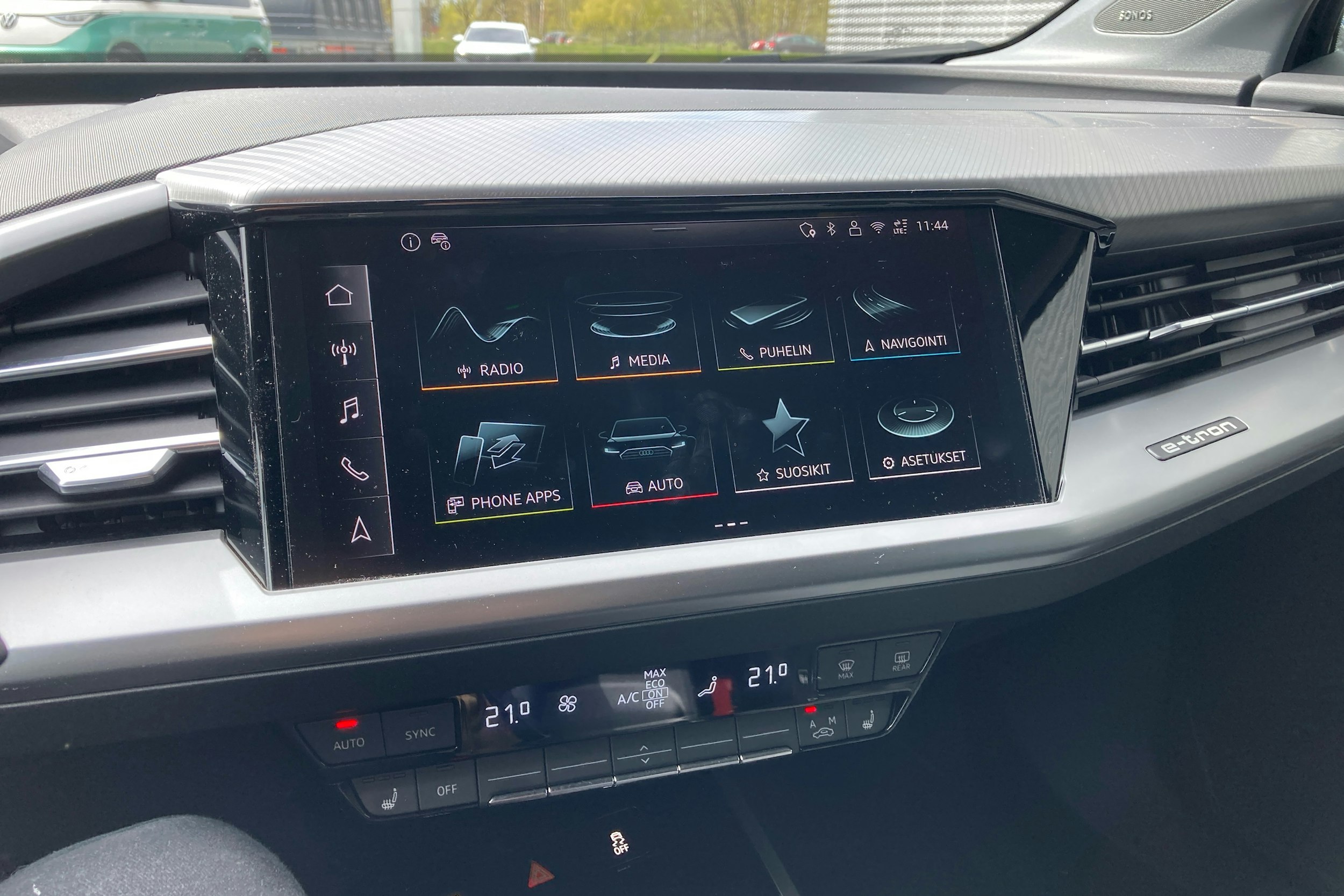 Musta Audi Q4 e-tron 2025 kuva 13.