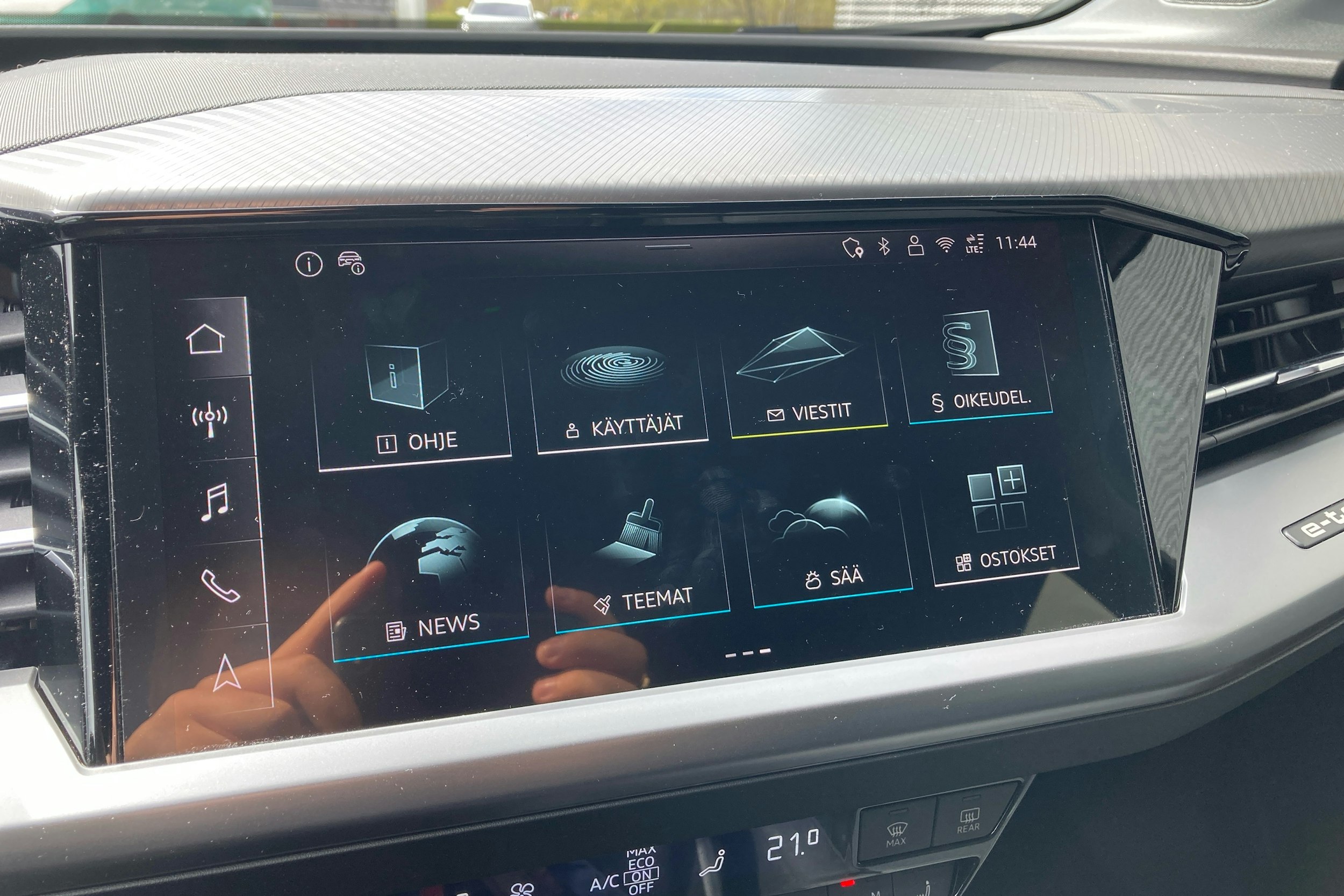 Musta Audi Q4 e-tron 2025 kuva 15.