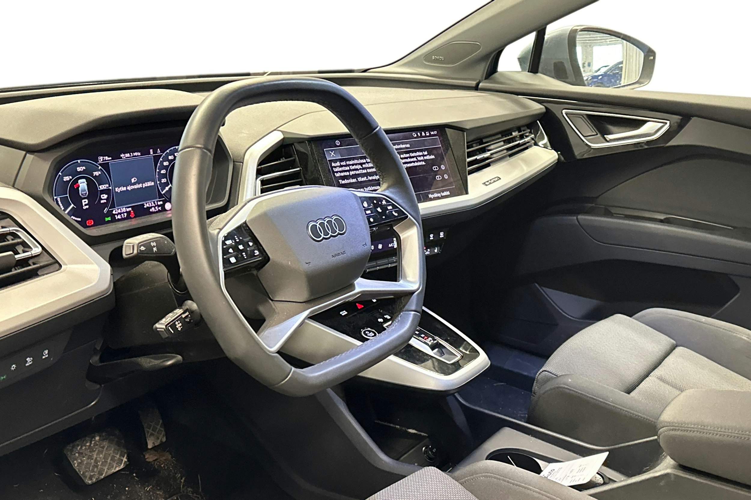 sininen Audi Q4 e-tron 2025 kuva 3.