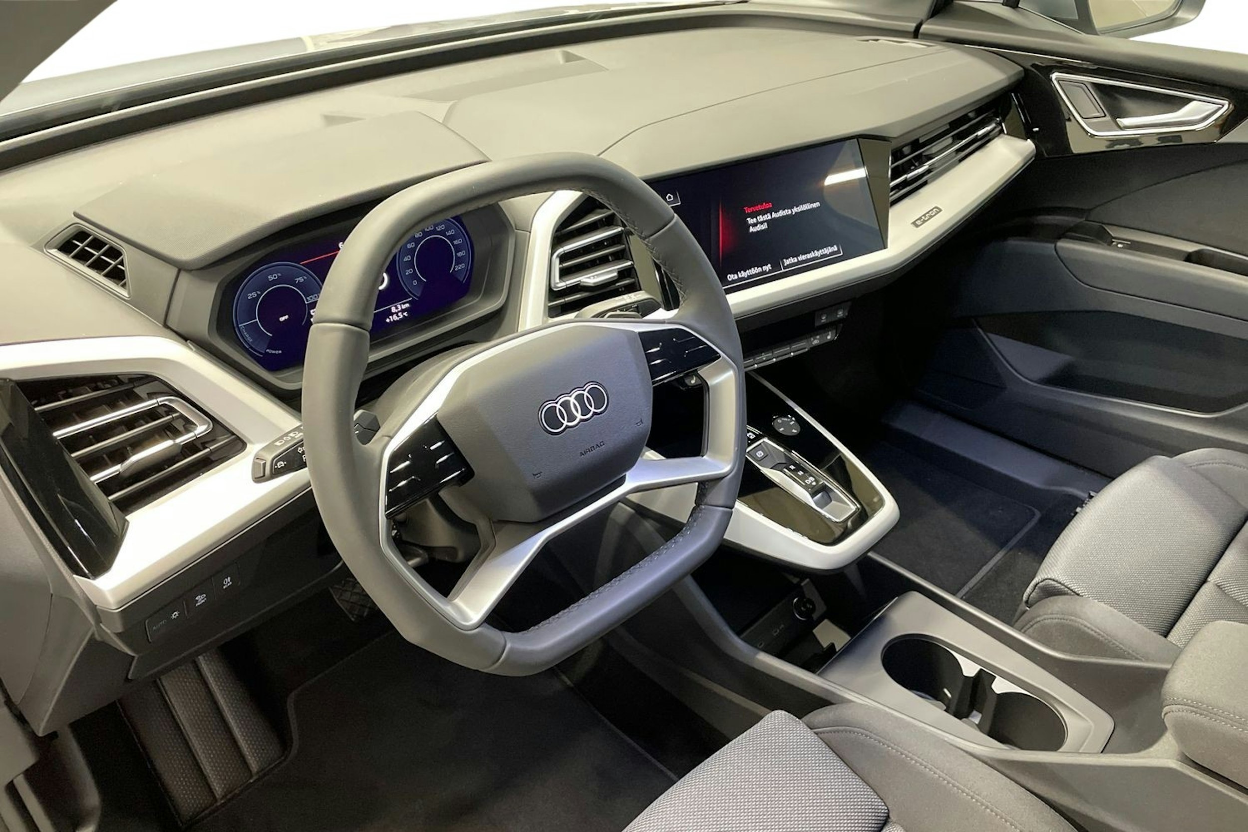 harmaa Audi Q4 e-tron 2025 kuva 6.