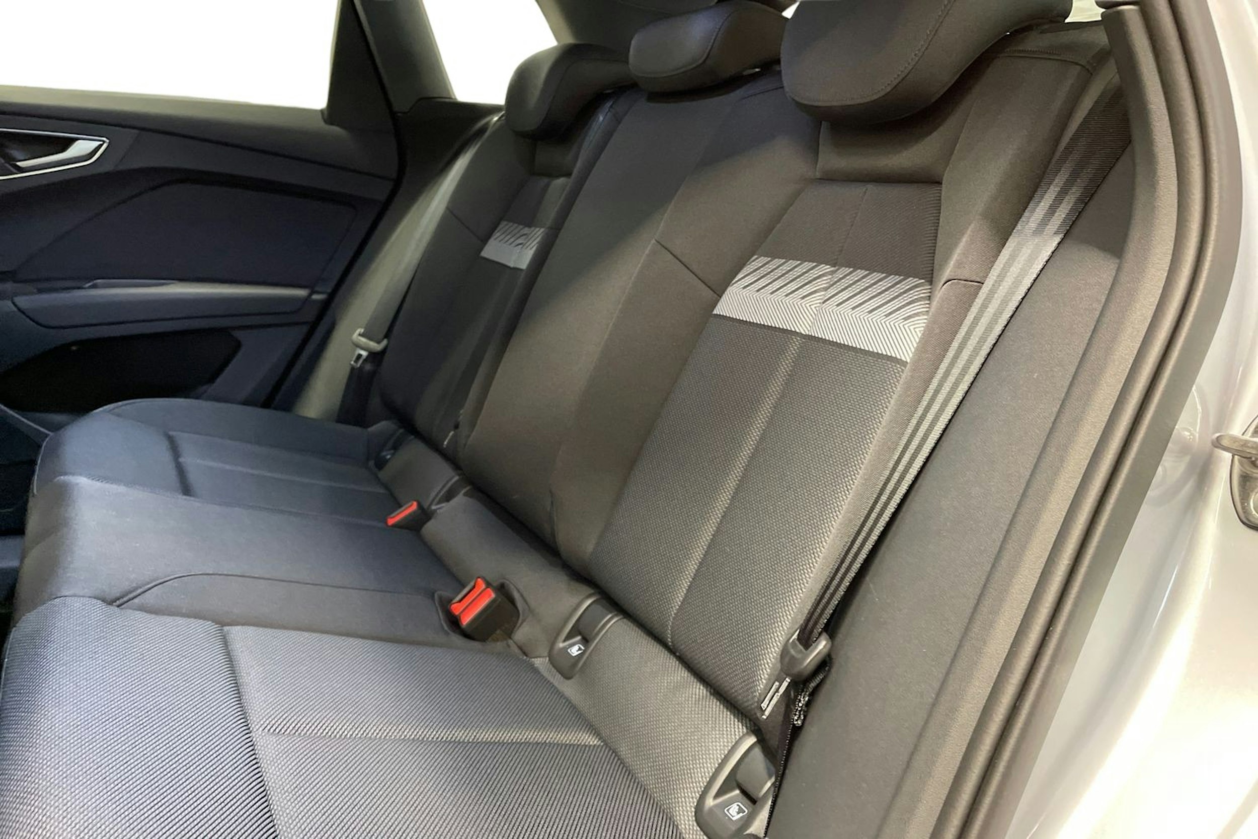 harmaa Audi Q4 e-tron 2025 kuva 8.