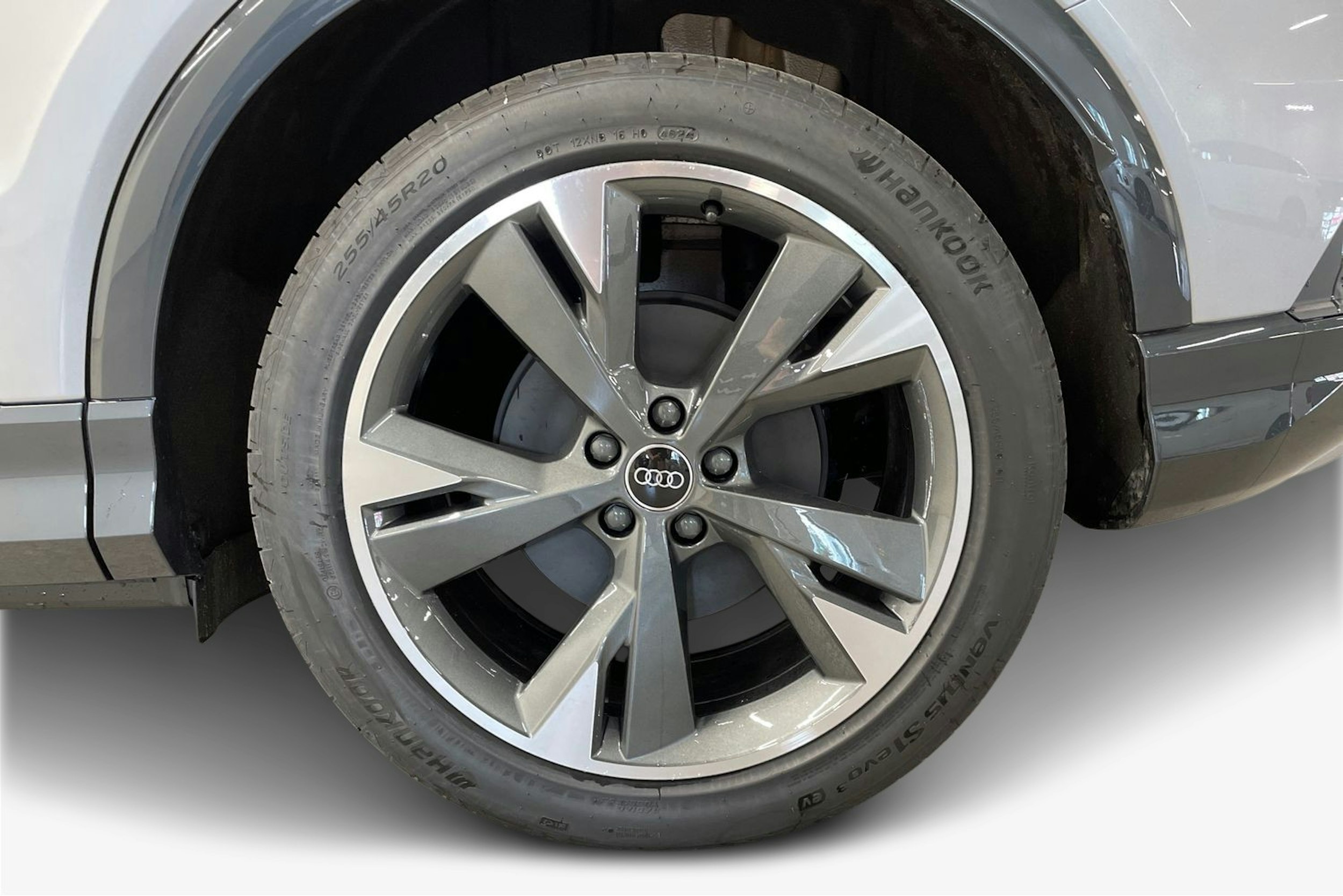 harmaa Audi Q4 e-tron 2025 kuva 9.