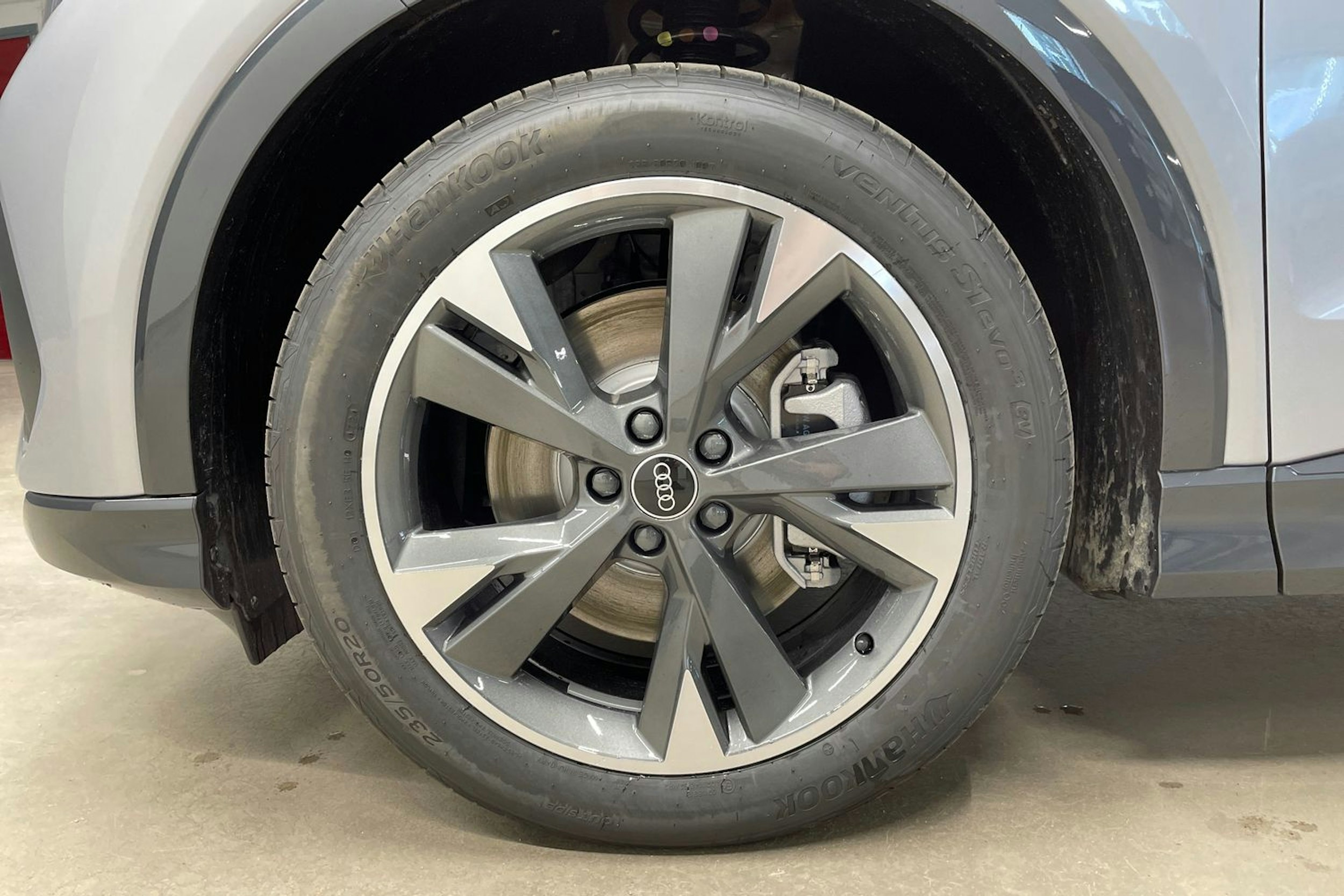 harmaa Audi Q4 e-tron 2025 kuva 10.