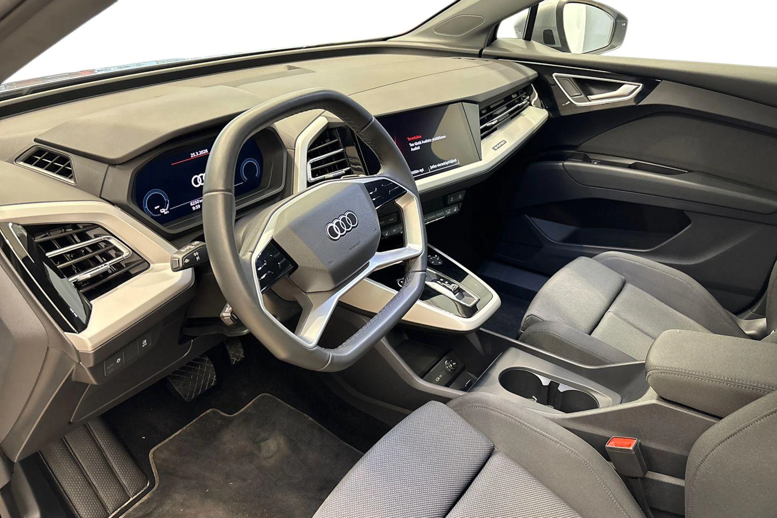 harmaa Audi Q4 e-tron 2025 kuva 6.