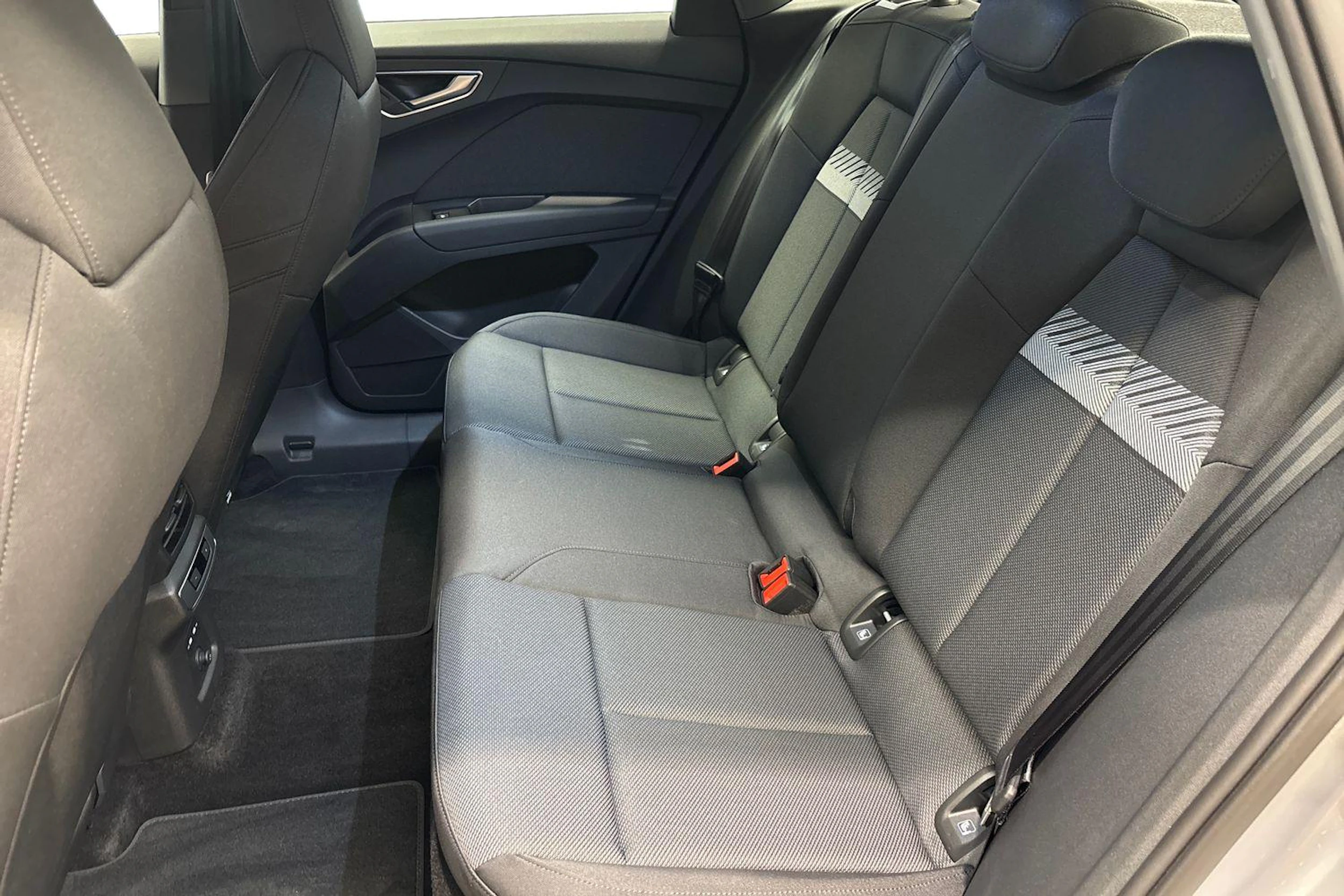 harmaa Audi Q4 e-tron 2025 kuva 8.