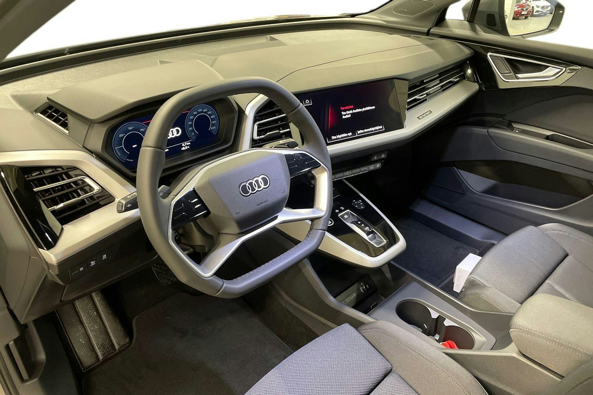 harmaa Audi Q4 e-tron 2025 kuva 7.