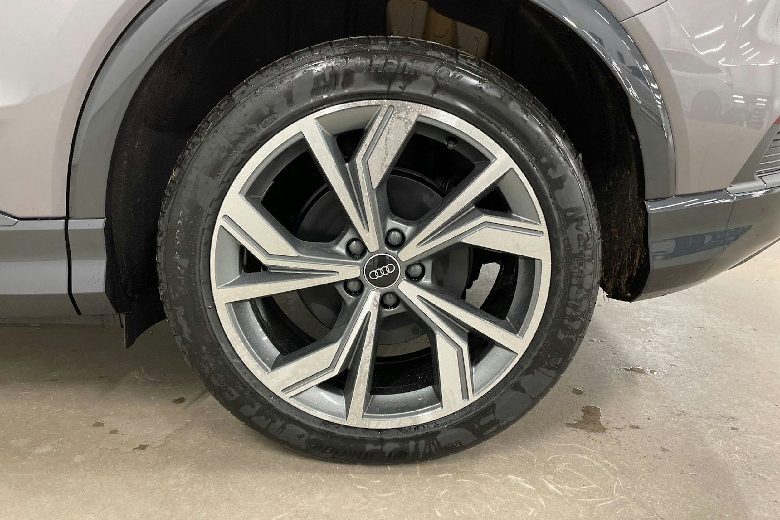 harmaa Audi Q4 e-tron 2025 kuva 13.