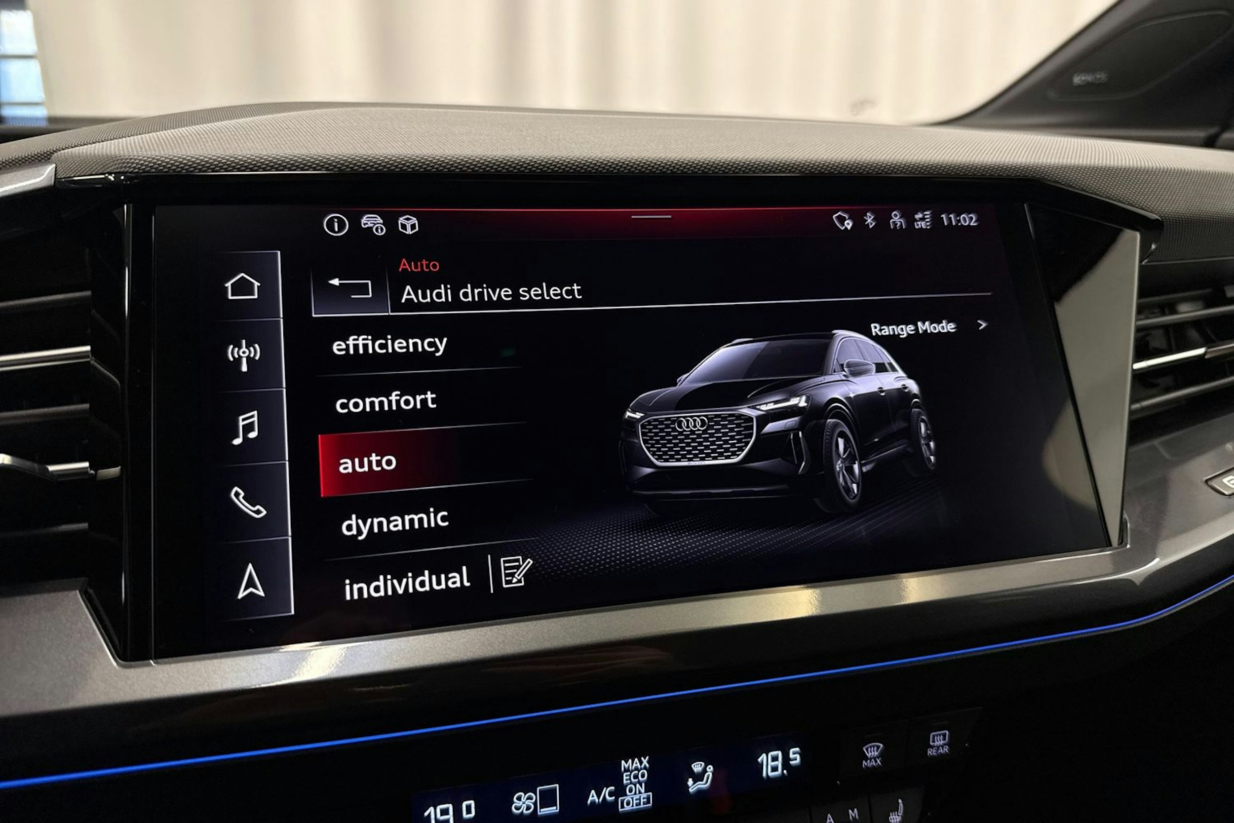 met. musta Audi Q4 e-tron 2025 kuva 32.