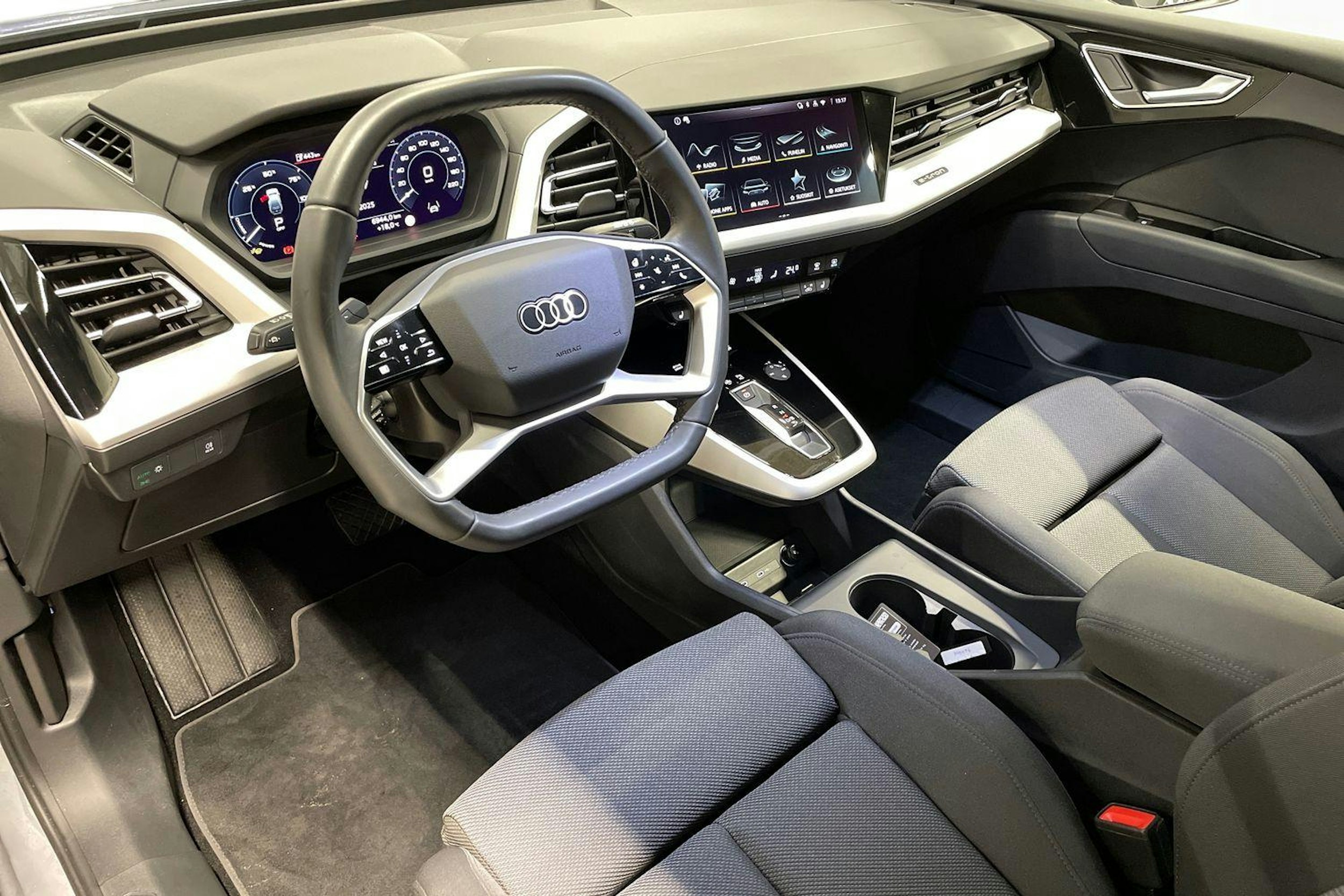 Harmaa Audi Q4 e-tron 2025 kuva 7.