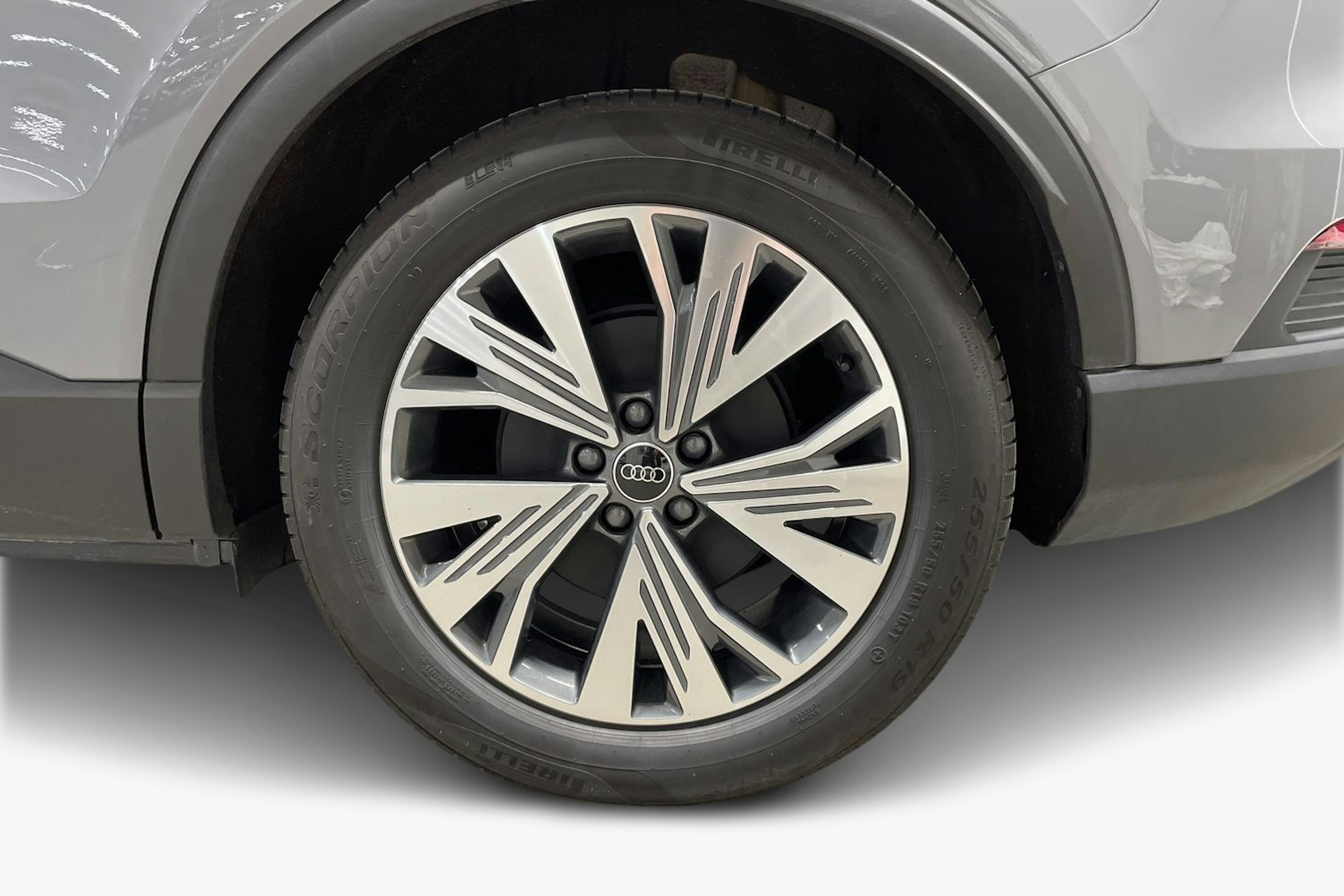 Harmaa Audi Q4 e-tron 2025 kuva 11.