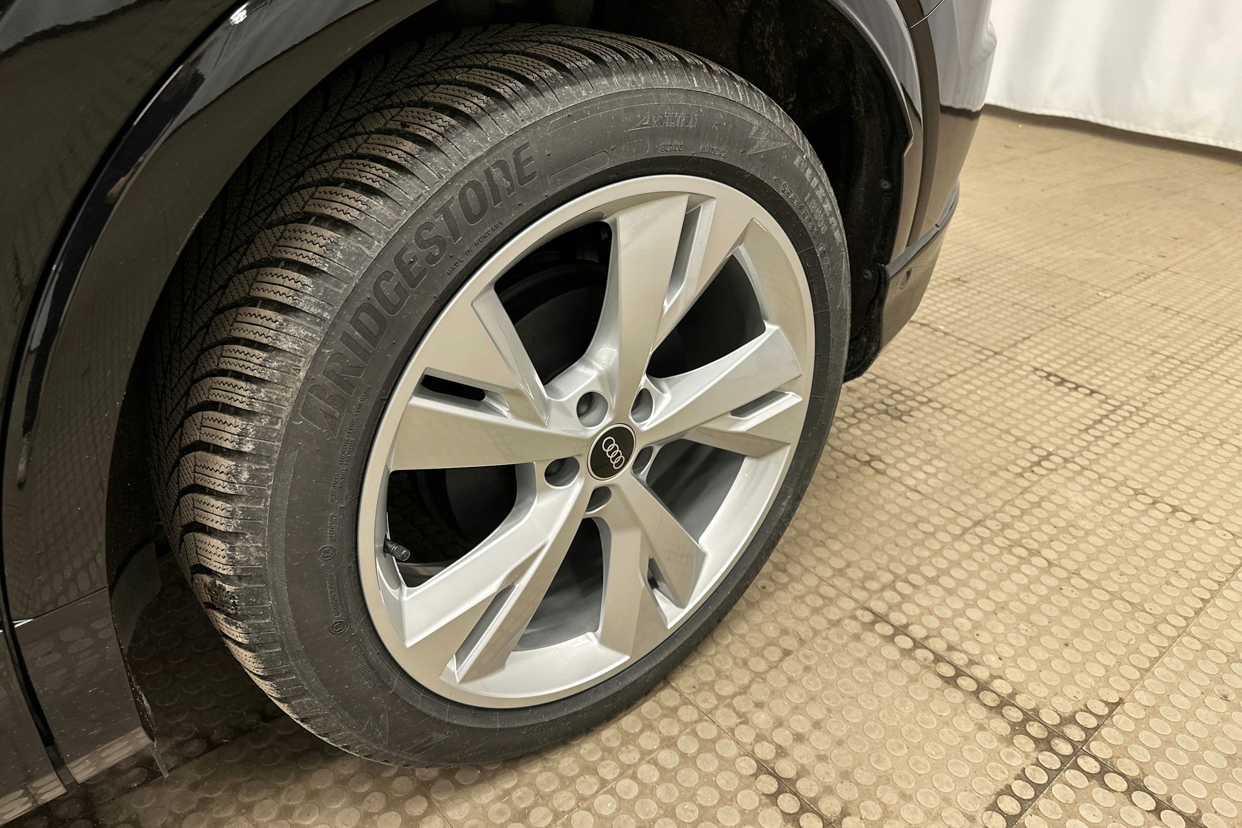 musta Audi Q4 e-tron 2025 kuva 12.