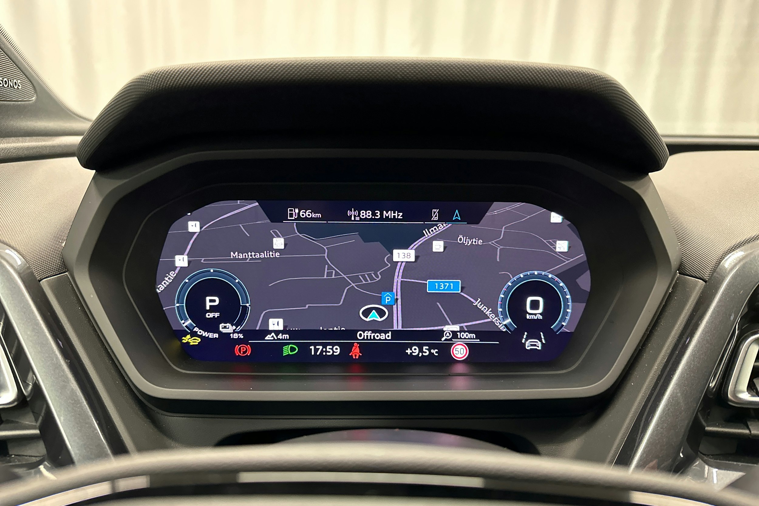 musta Audi Q4 e-tron 2025 kuva 16.