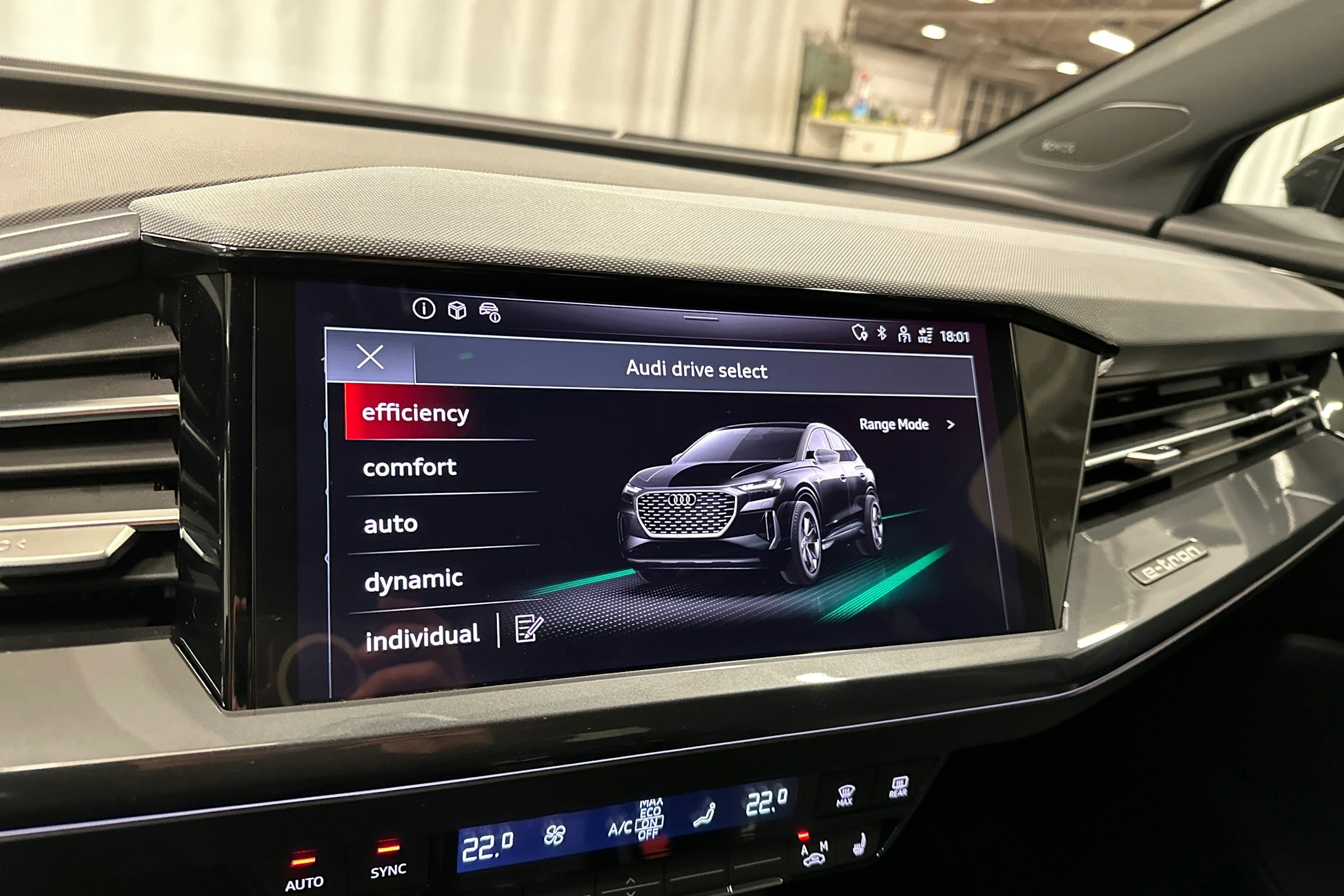 musta Audi Q4 e-tron 2025 kuva 25.