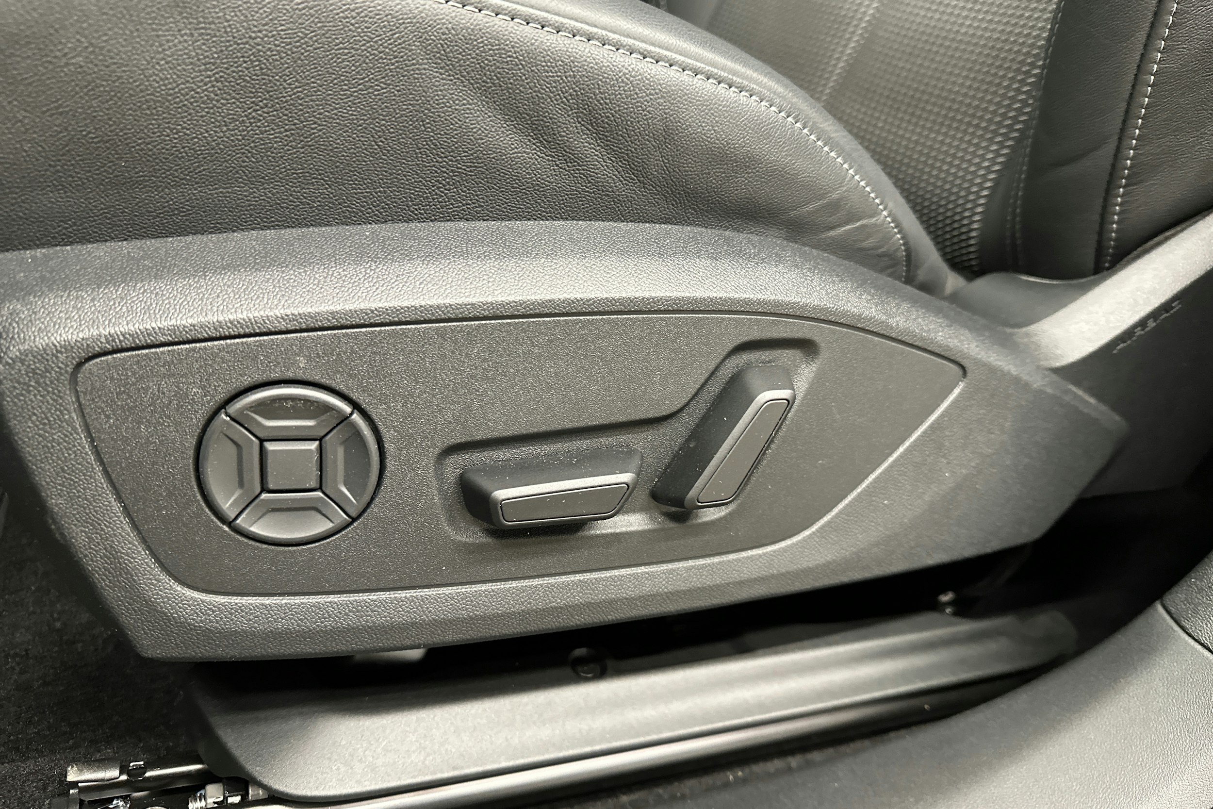 musta Audi Q4 e-tron 2025 kuva 30.