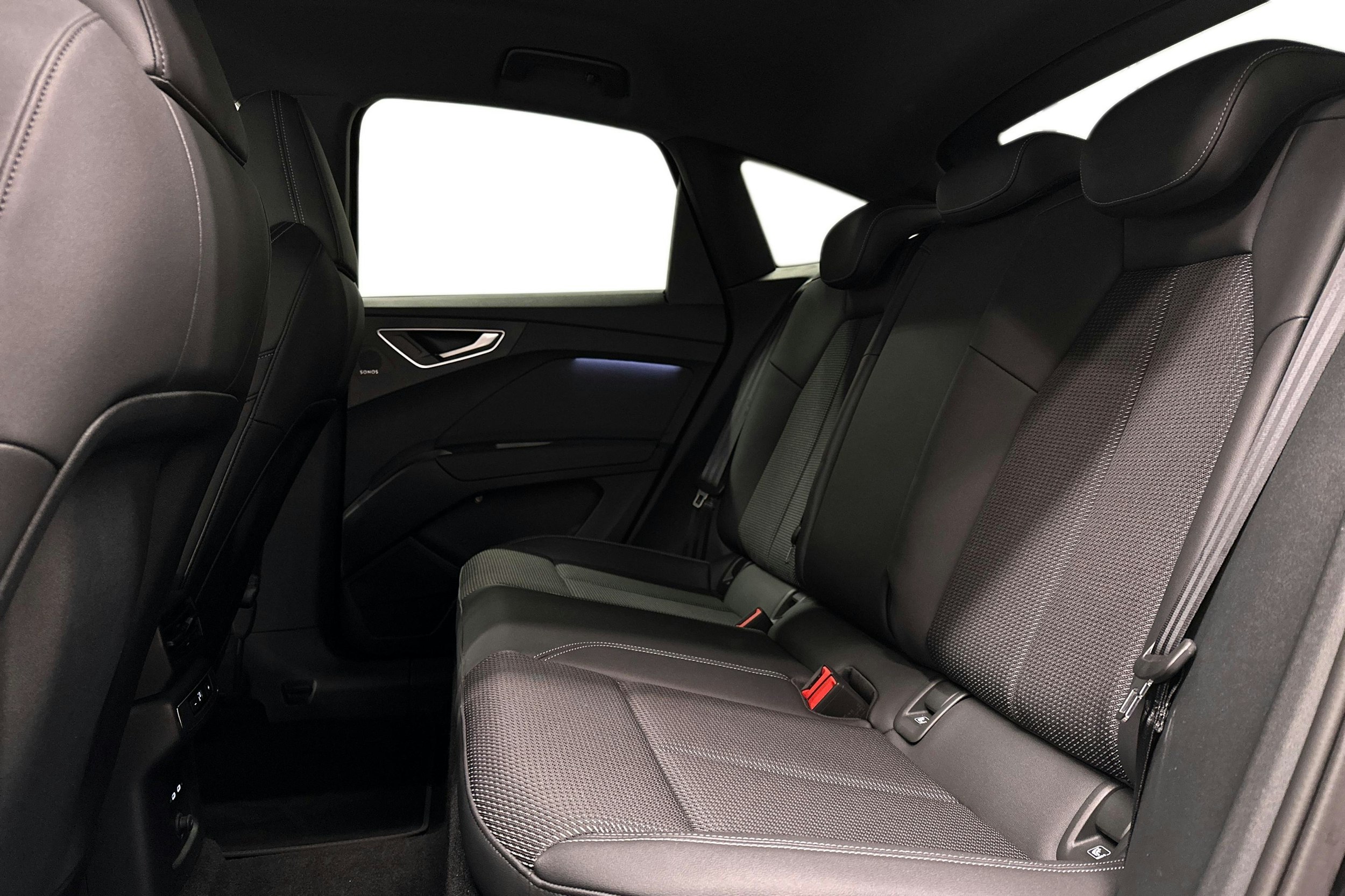 musta Audi Q4 e-tron 2025 kuva 10.