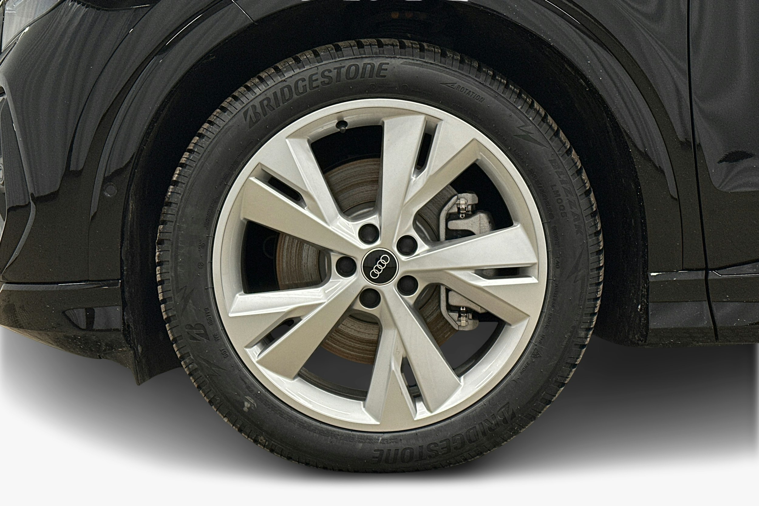 musta Audi Q4 e-tron 2025 kuva 11.