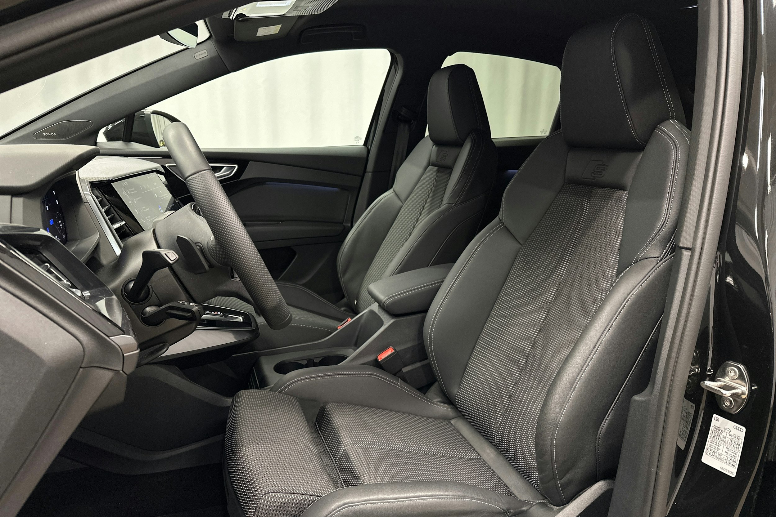 musta Audi Q4 e-tron 2025 kuva 16.