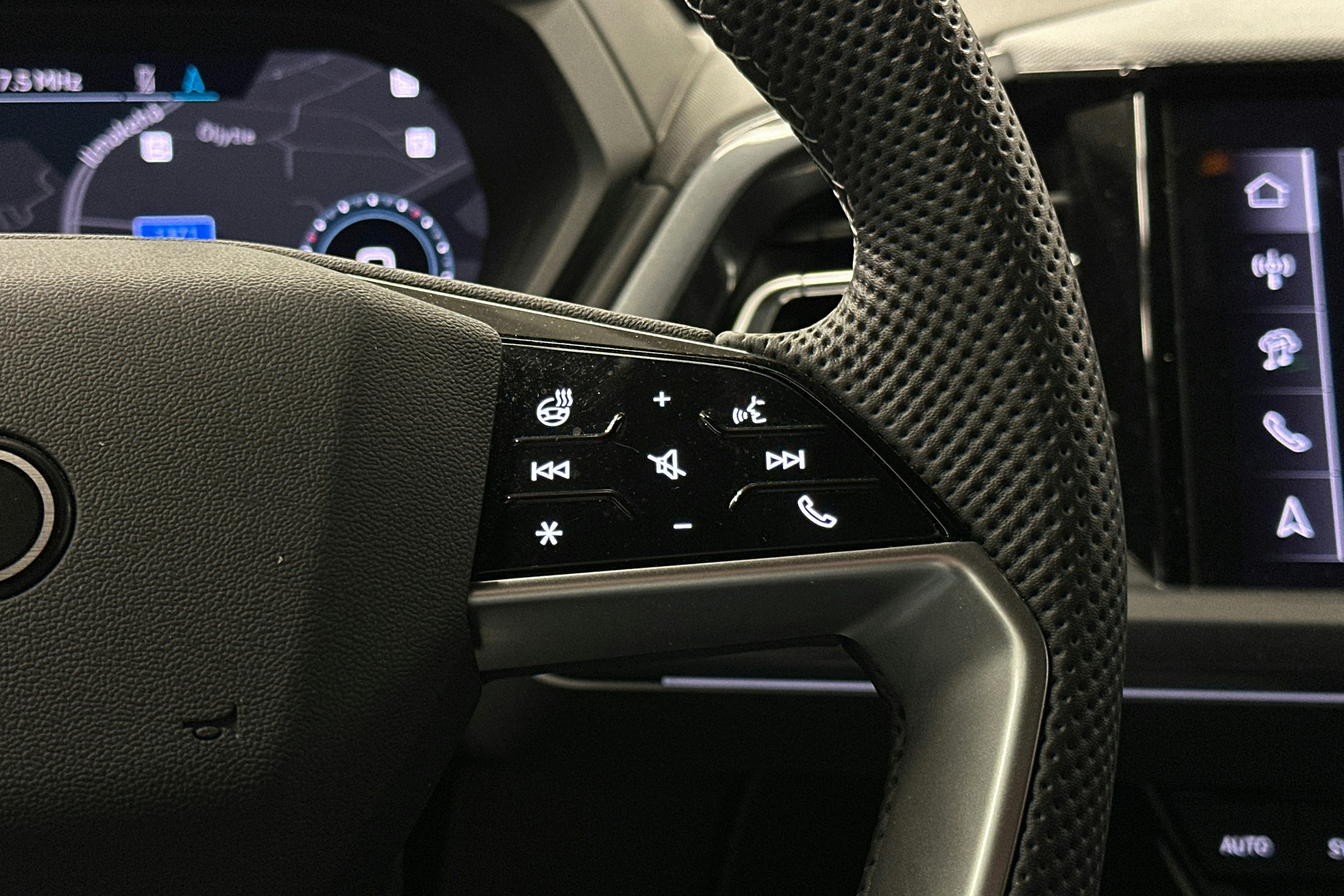 musta Audi Q4 e-tron 2025 kuva 22.