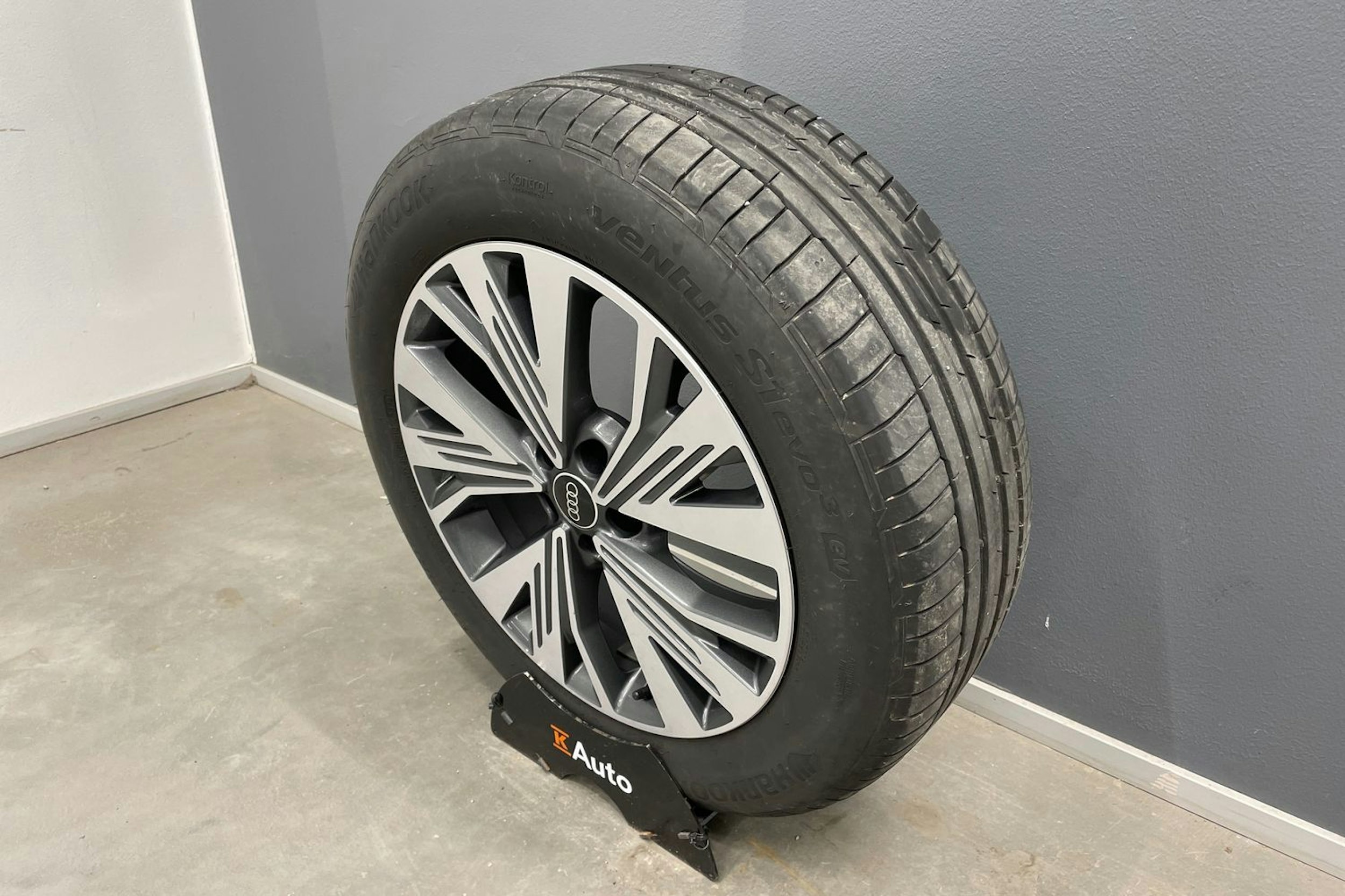 valkoinen Audi Q4 e-tron 2025 kuva 13.