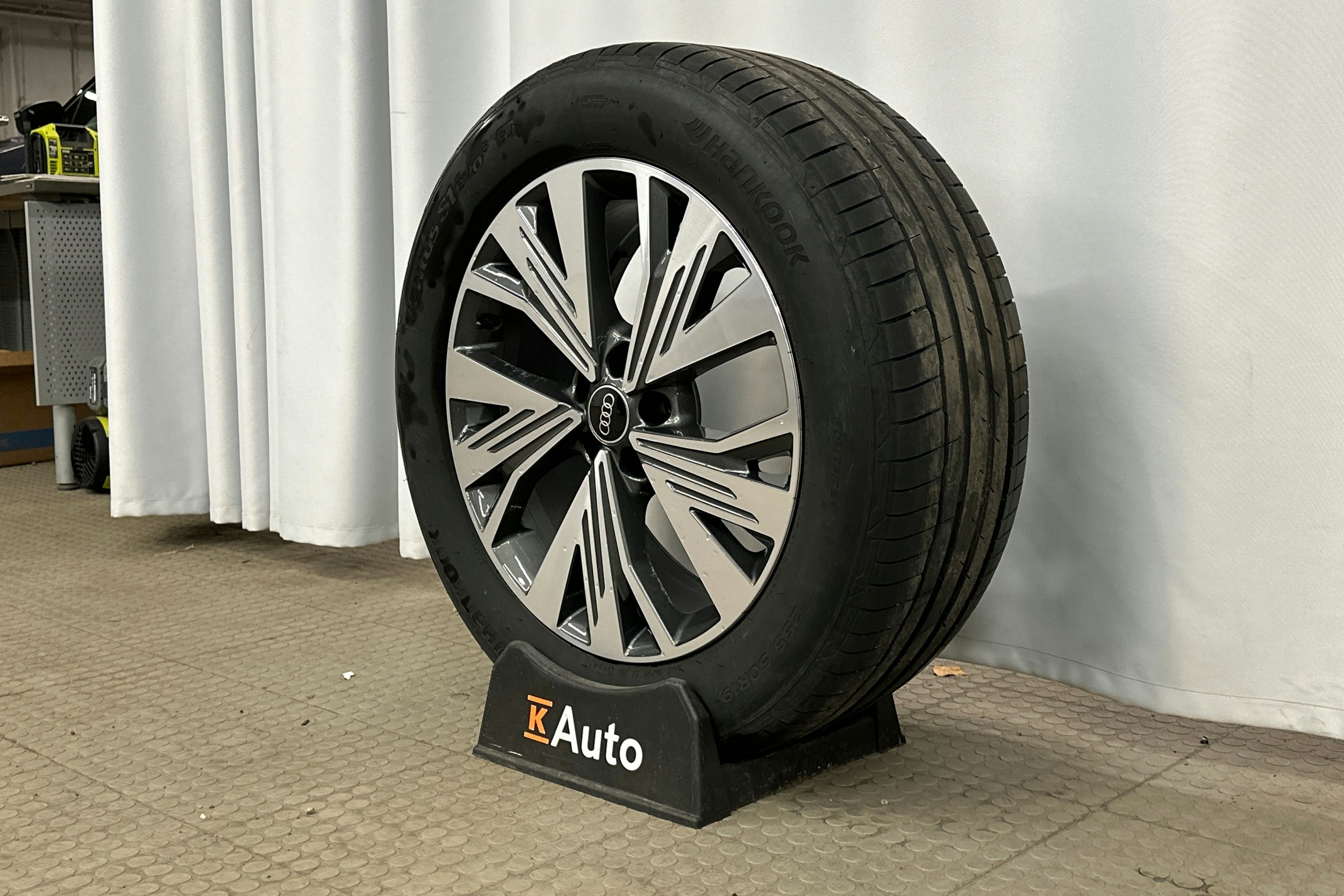 harmaa Audi Q4 e-tron 2025 kuva 10.