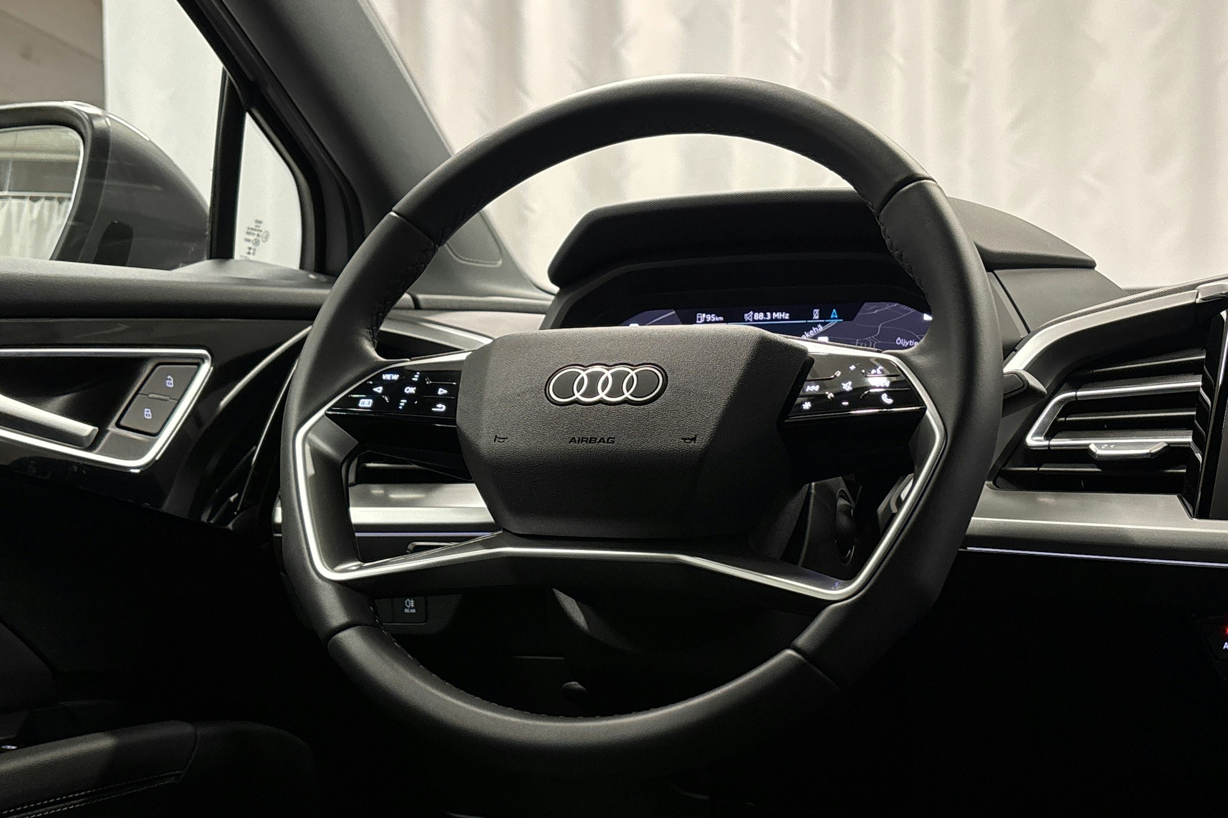 harmaa Audi Q4 e-tron 2025 kuva 18.