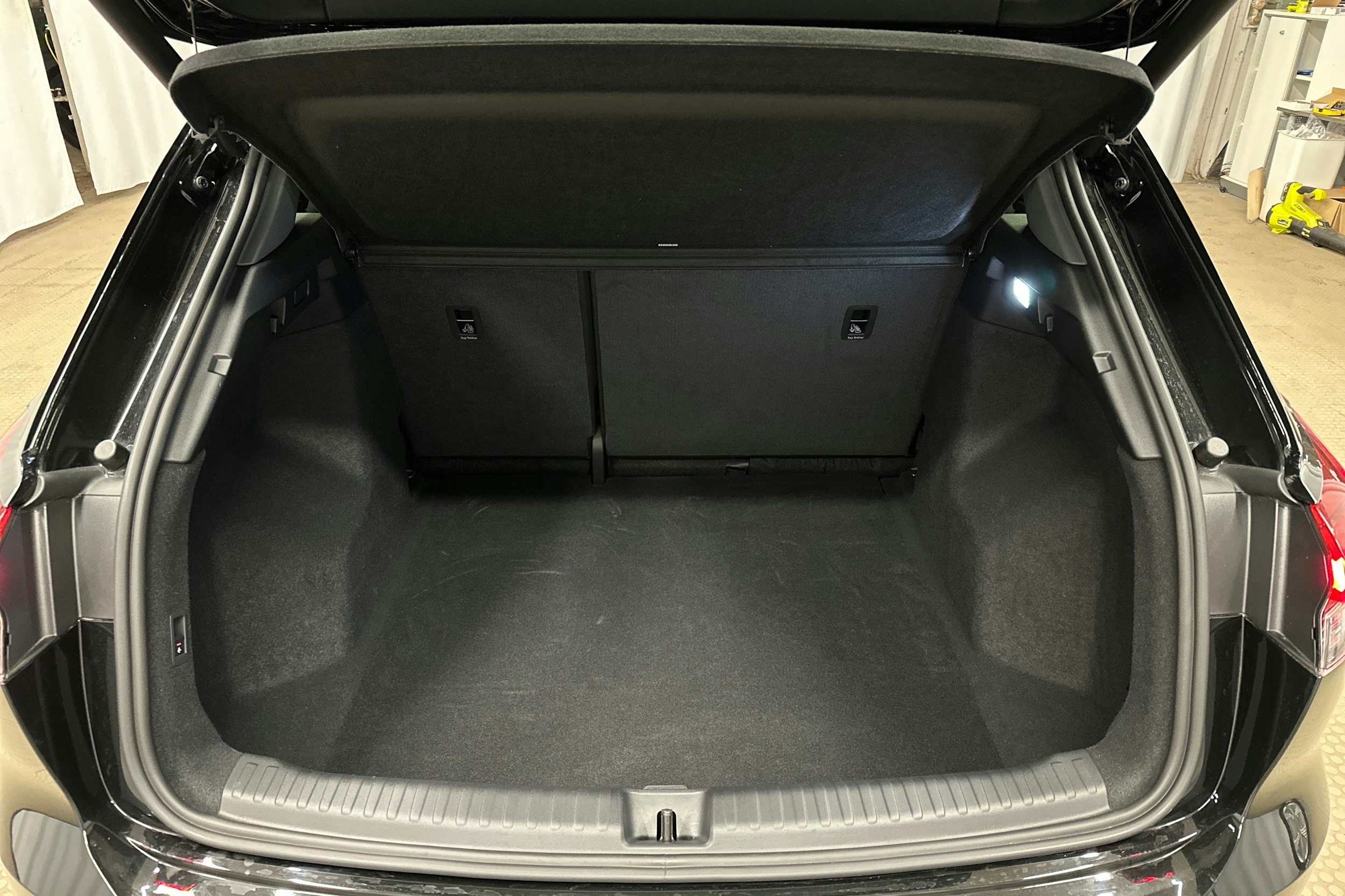 musta Audi Q4 e-tron 2025 kuva 13.