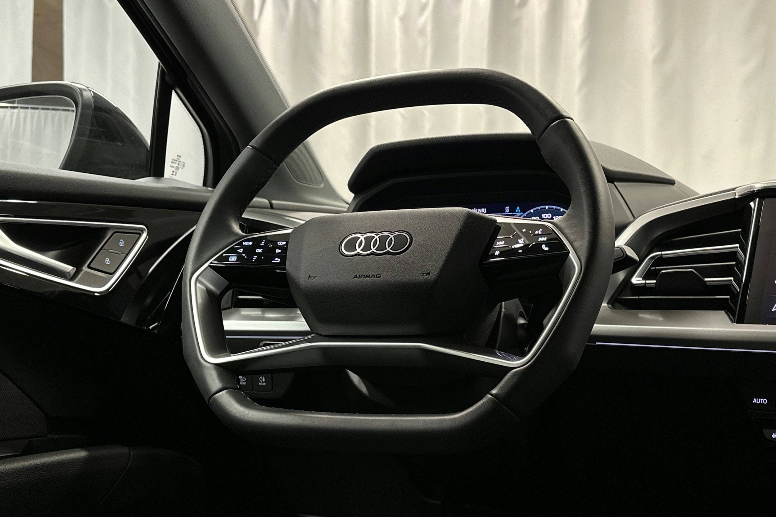 musta Audi Q4 e-tron 2025 kuva 18.