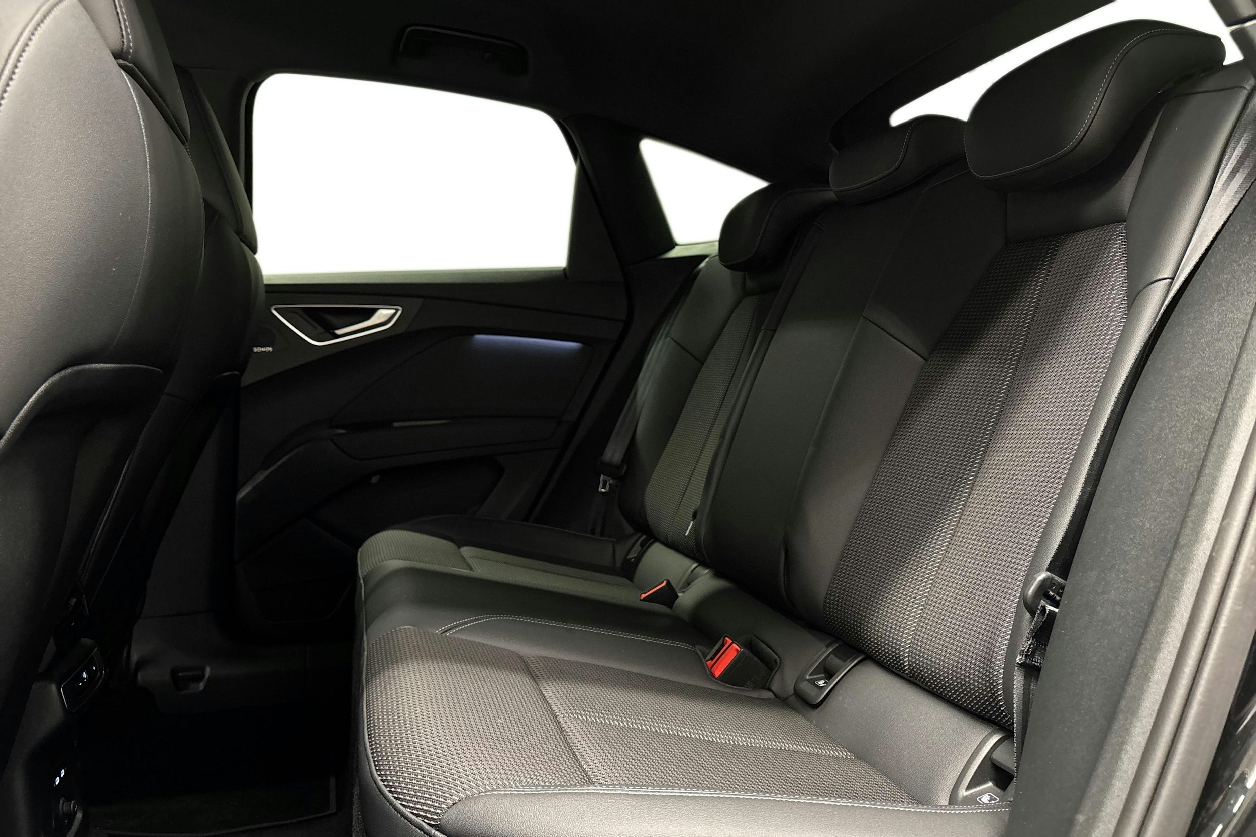 musta Audi Q4 e-tron 2025 kuva 10.