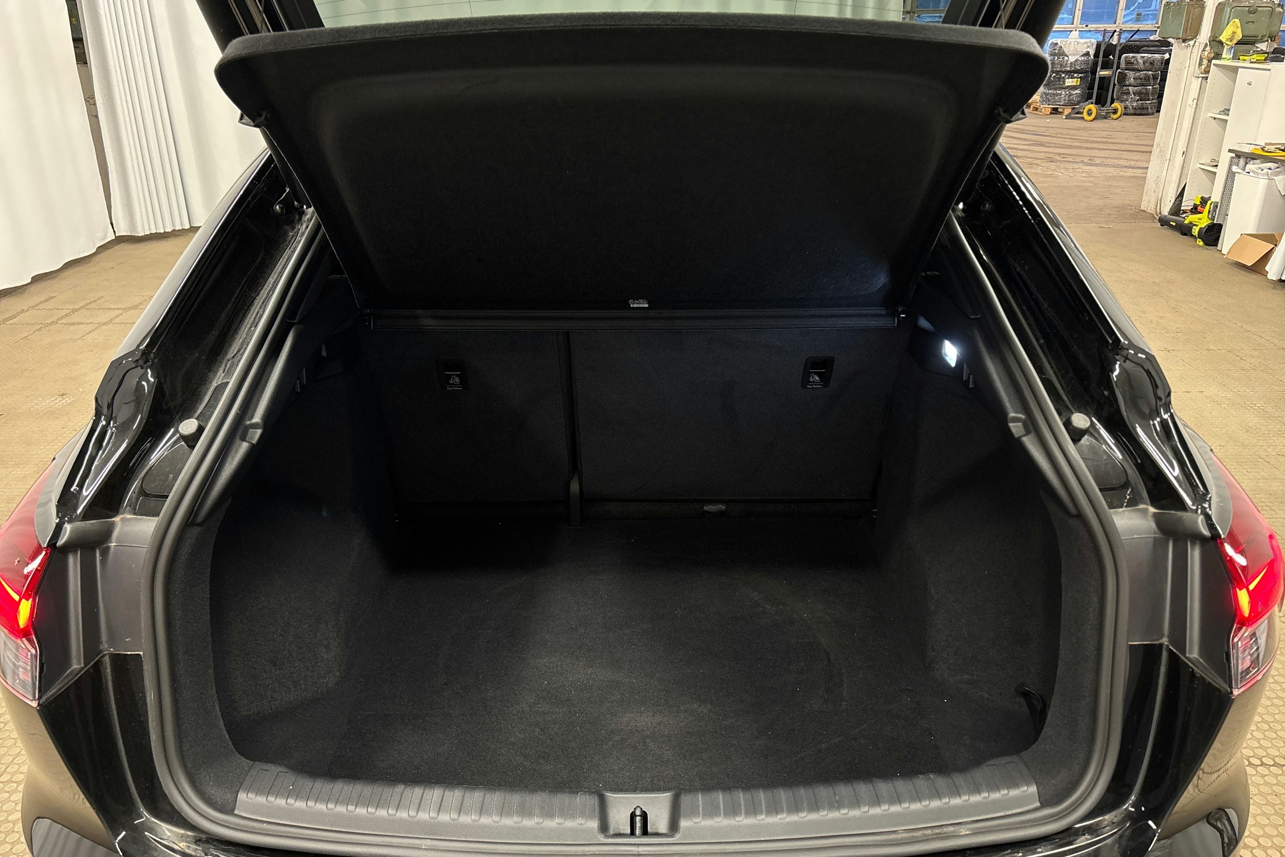 musta Audi Q4 e-tron 2025 kuva 14.