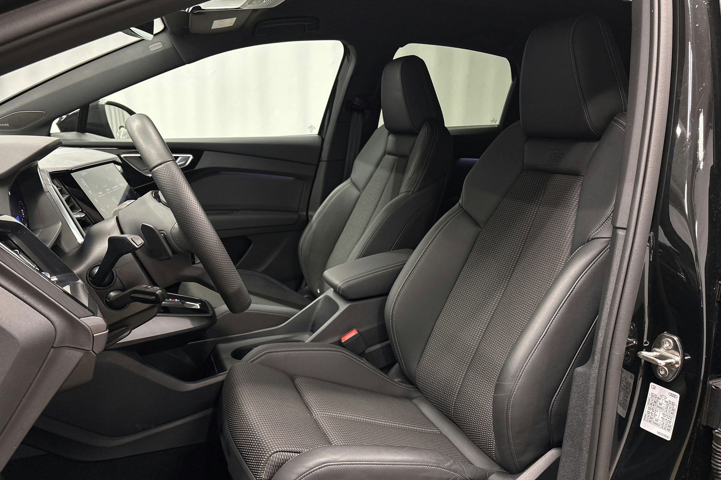 musta Audi Q4 e-tron 2025 kuva 17.
