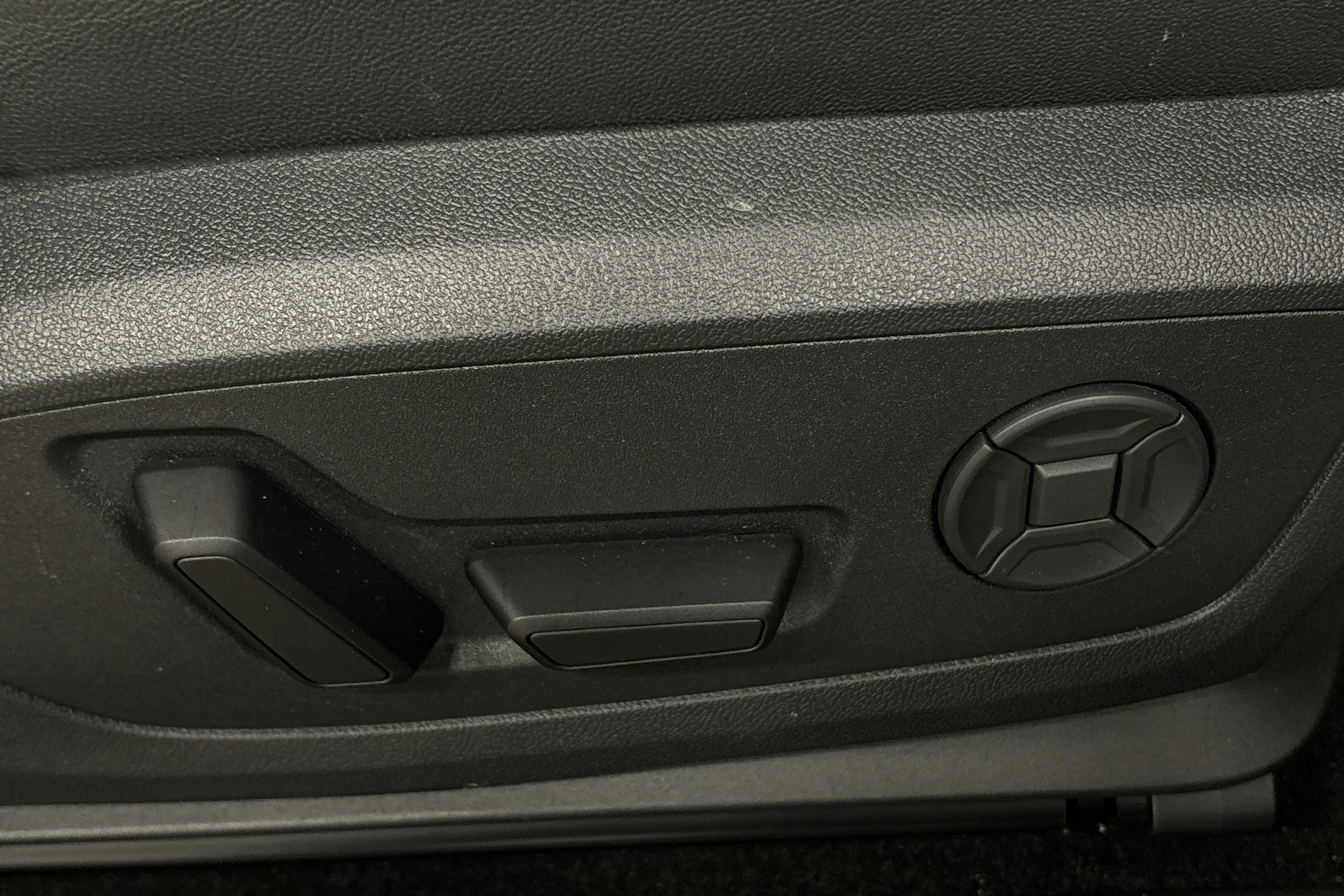 musta Audi Q4 e-tron 2025 kuva 20.