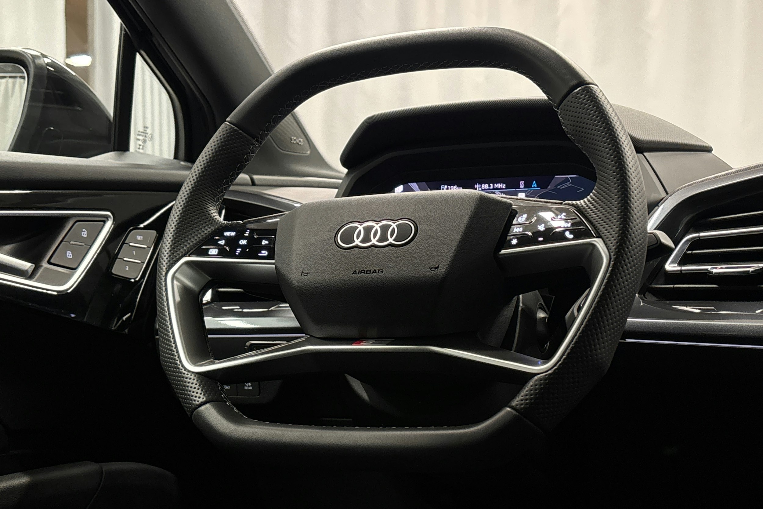 musta Audi Q4 e-tron 2025 kuva 21.