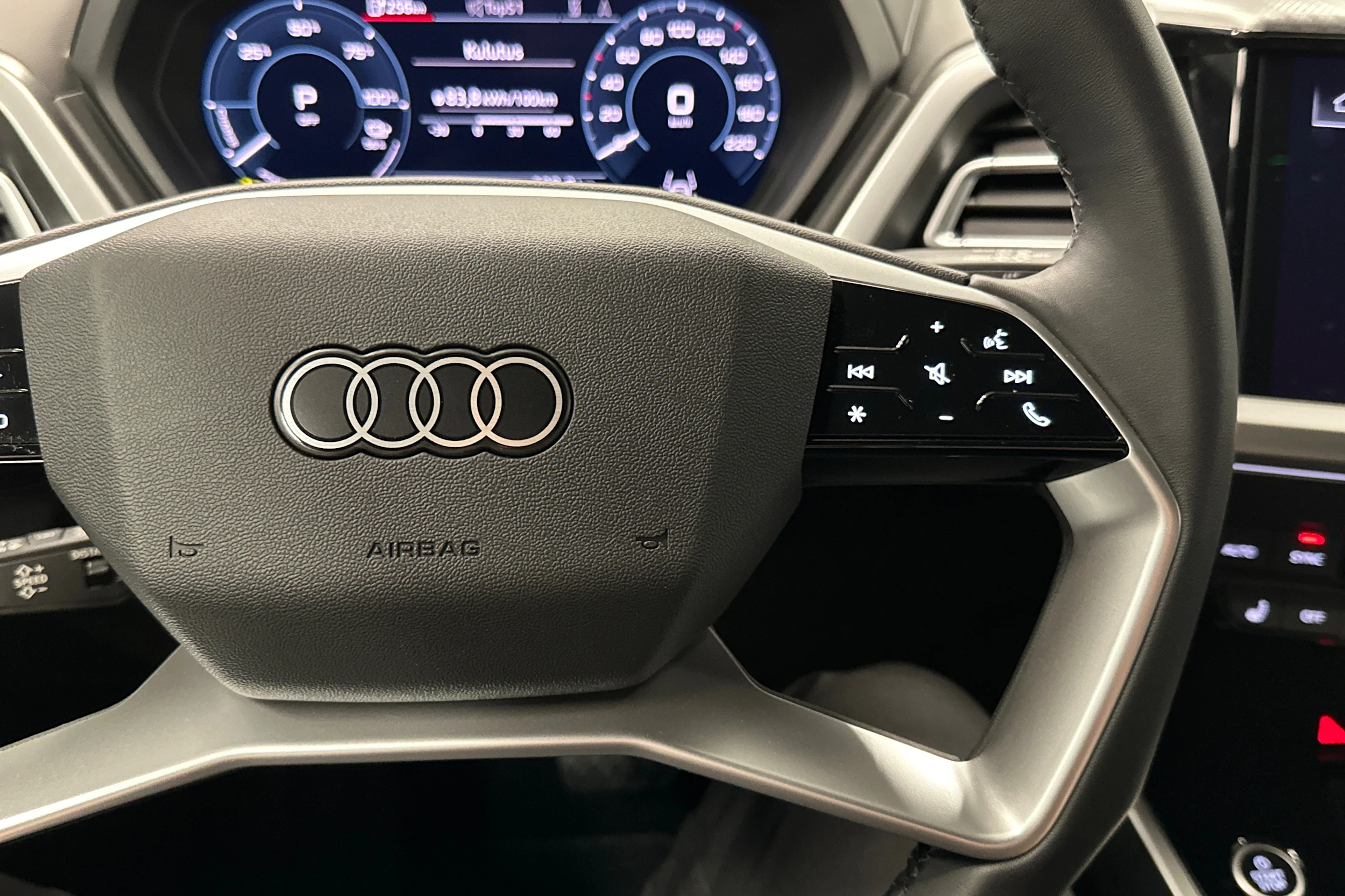 harmaa Audi Q4 e-tron 2025 kuva 12.